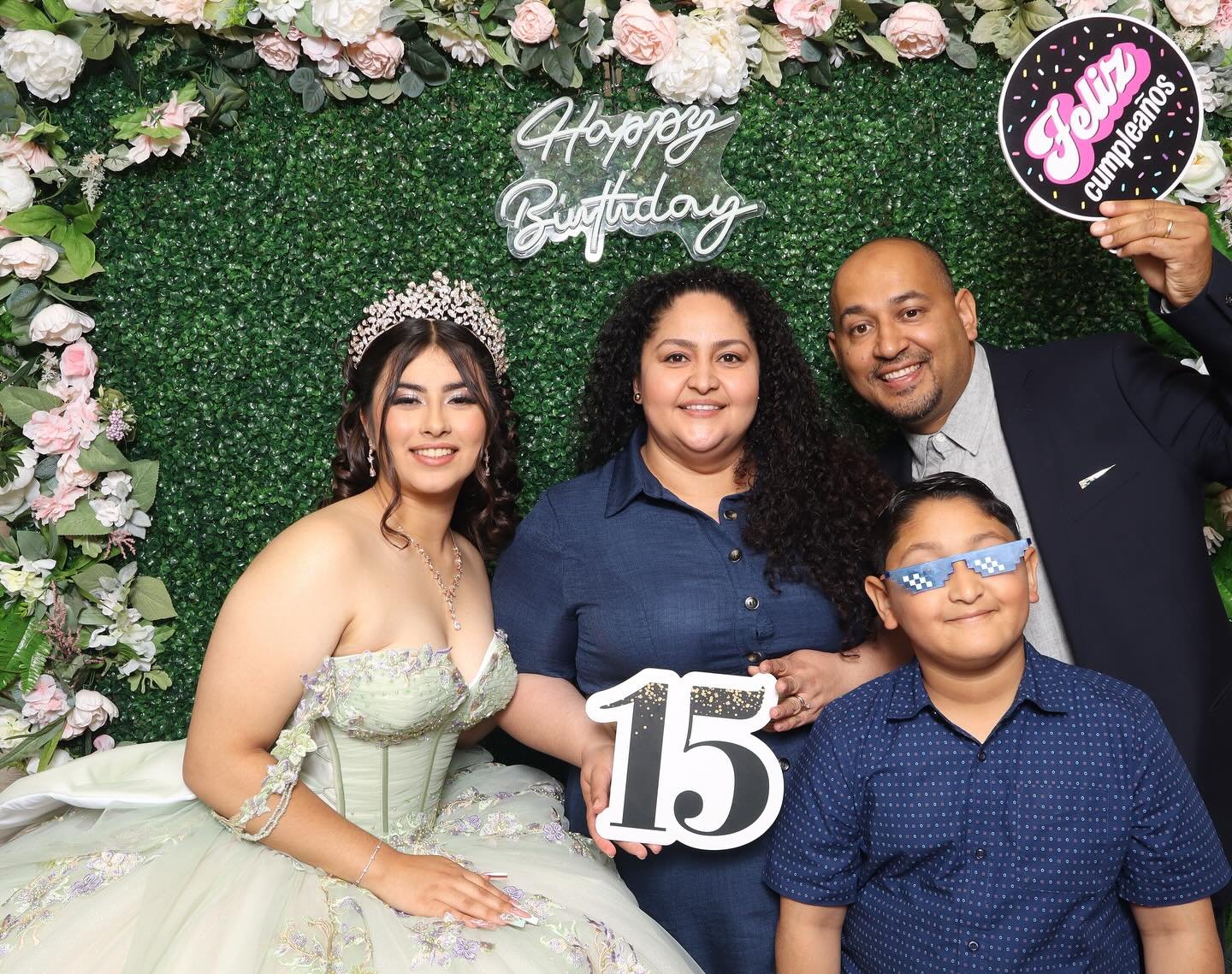 We back at it again with another quince! We brought out some of our brand new props from @lushpartystudio.props and people loved all of them!

#photobooth #bayareaphotobooth #bayareapartyrentals #weddingphotobooth #Sfbayarea