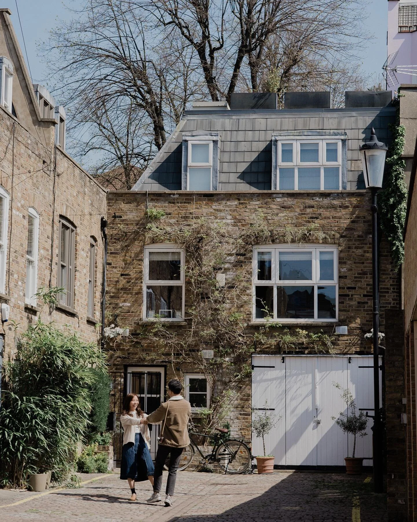 // eyelovesyou.com
Amidst the rare morning sunshine in London, the subtle earthy tones of the casual outfits blend nicely with the vibes of Notting Hill.

.
Special promo for pre-wedding package for selected day in June 2023. DM for details.
.
\ ʟᴏɴᴅ