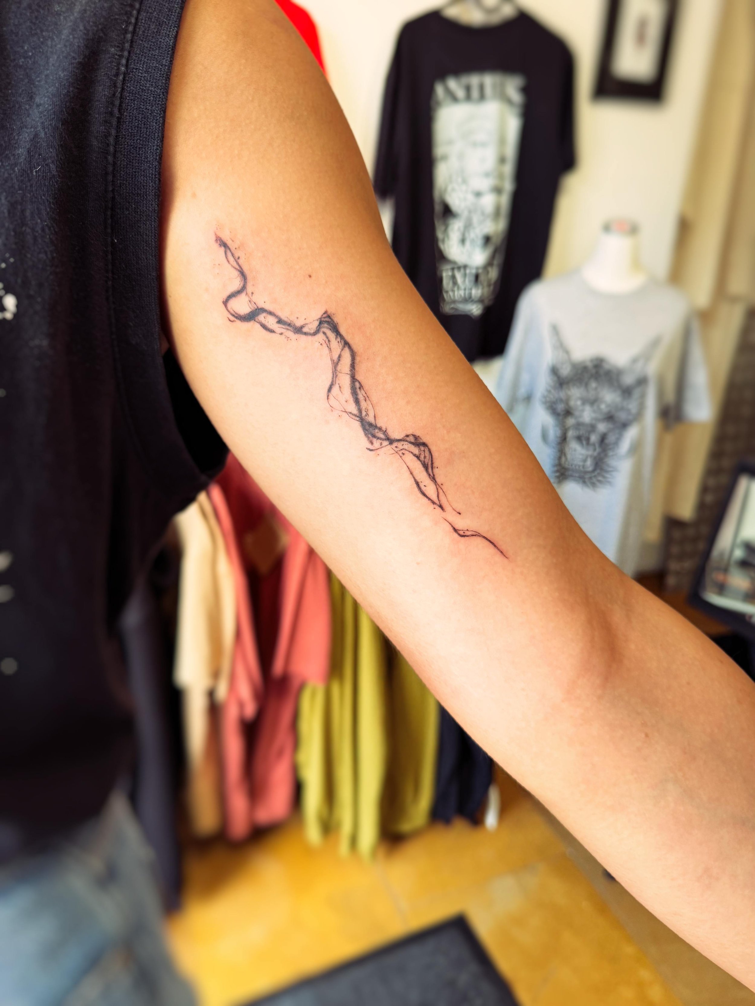 Tattoo abstrait à lignes fines