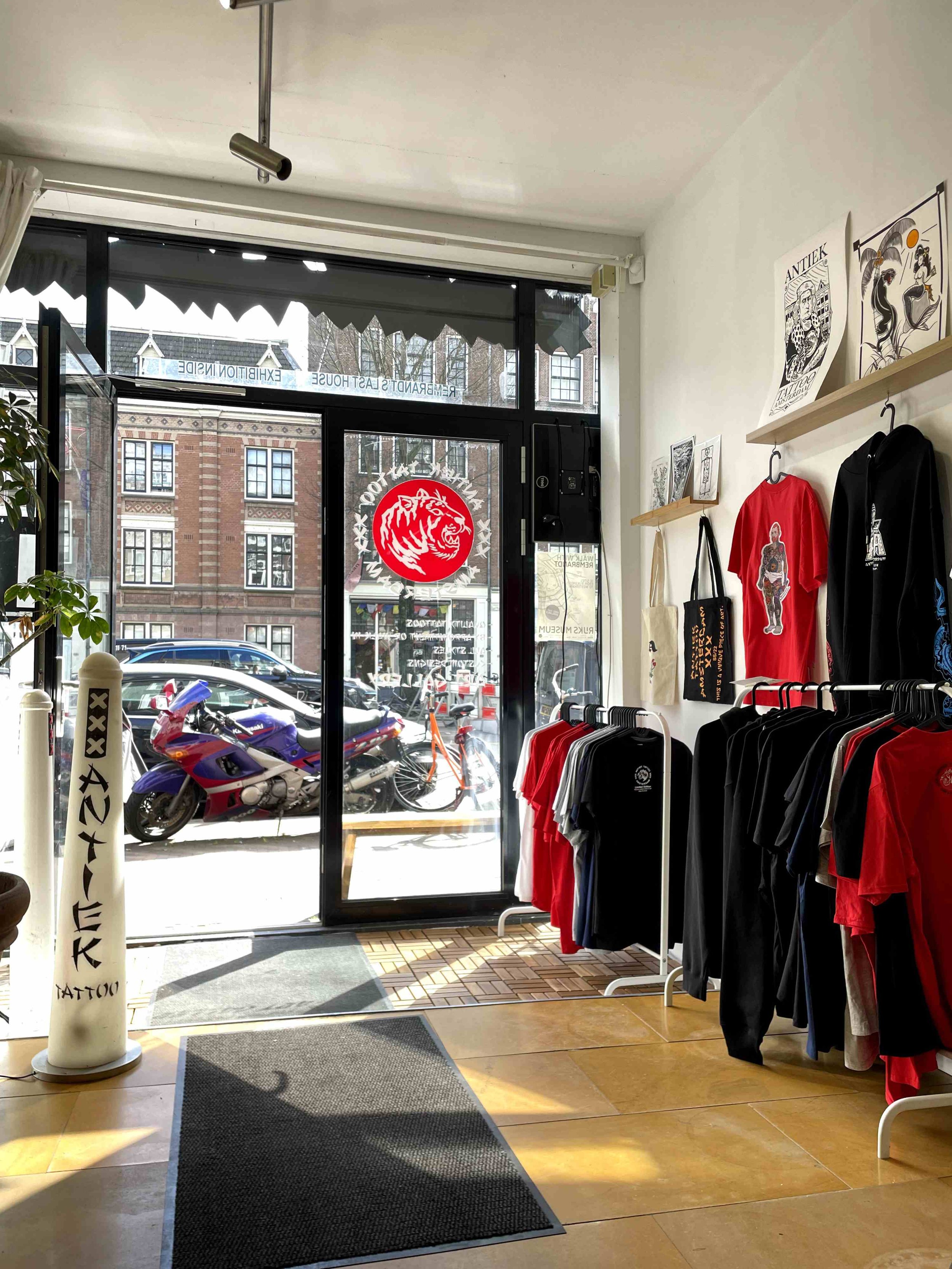 T-Shirts, Tote Bags et Lino prints de l'art du Tattoo