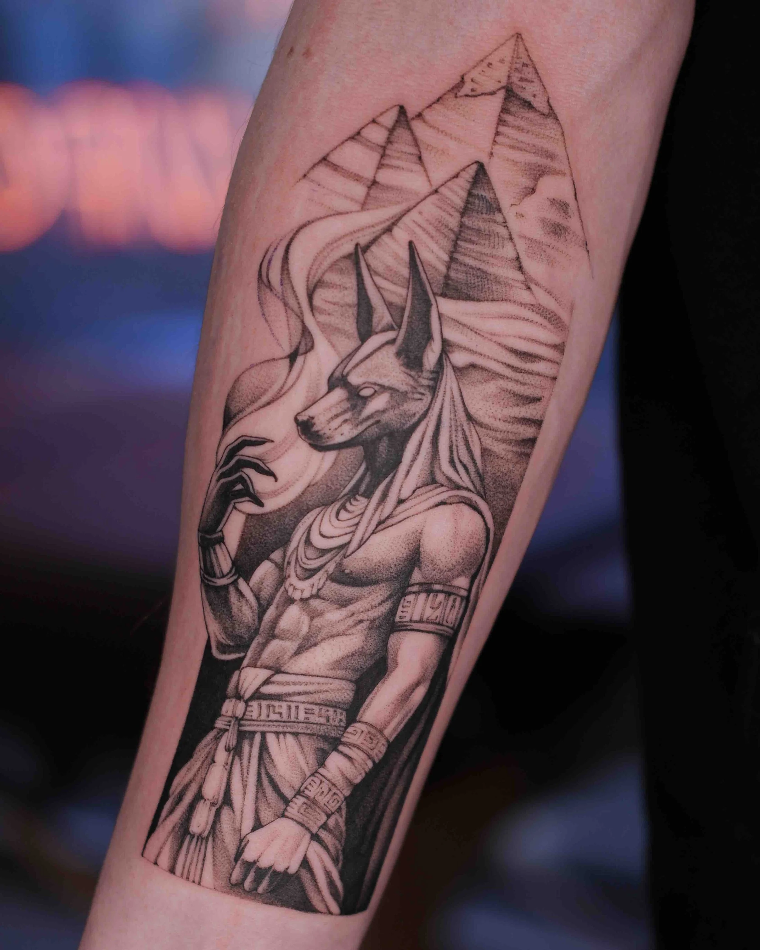 Anubus.EgyptischeGod.zwartgrijs.puntwerk.jpeg