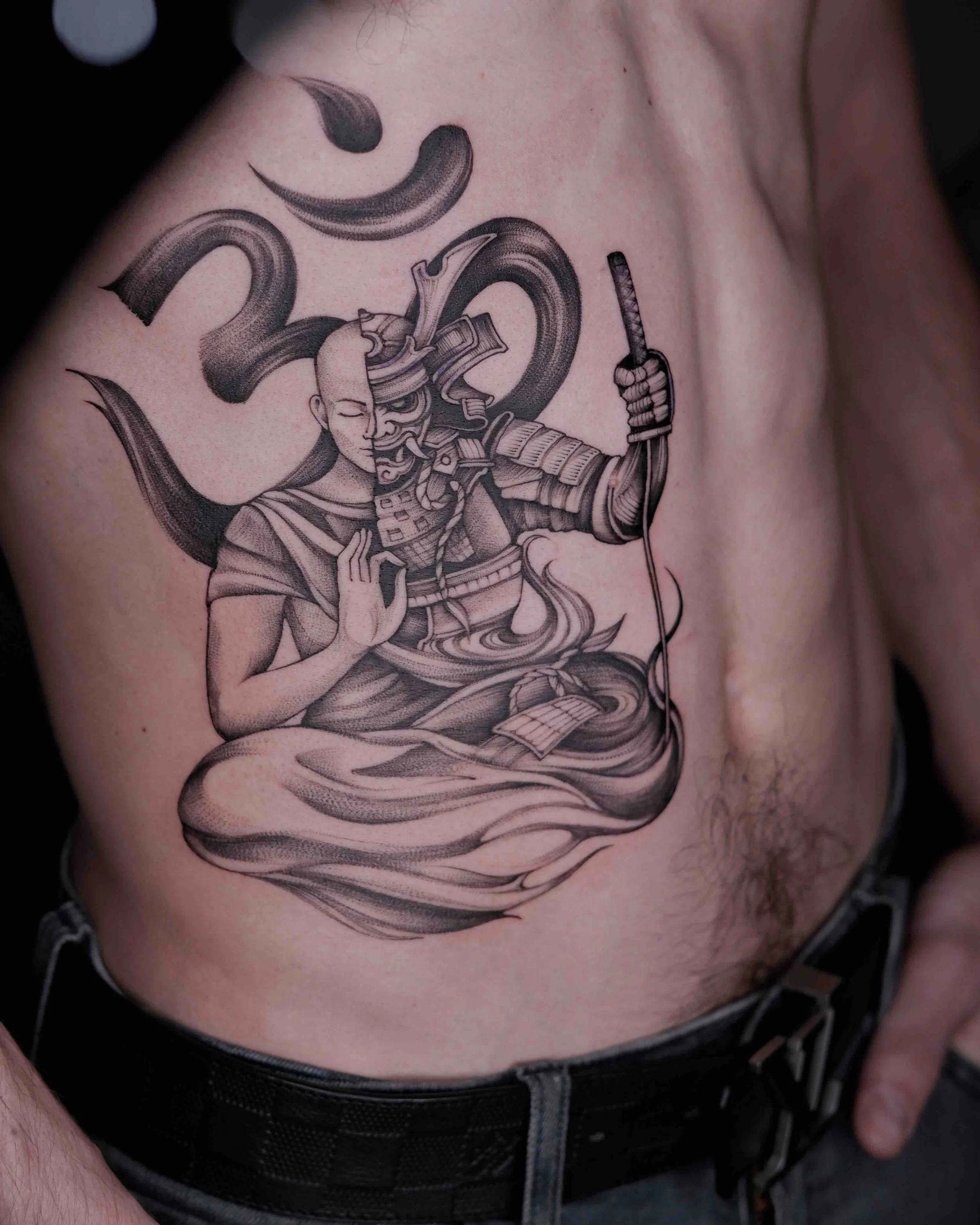 Boeddhistische.samoerai.buiktattoo.zwart-grijs..jpeg