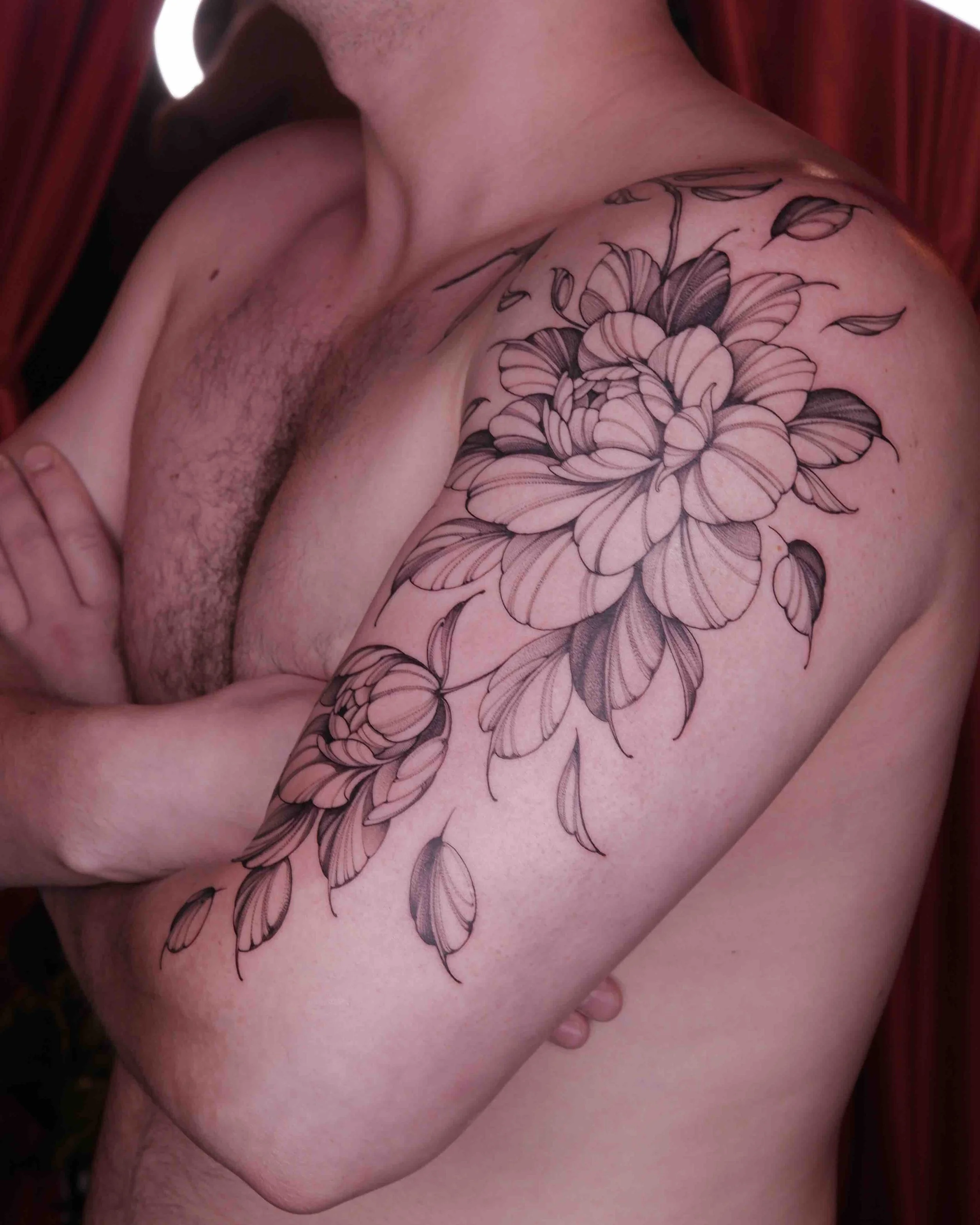 Bovenarm.zwart-grijs.bloementattoo.jpeg