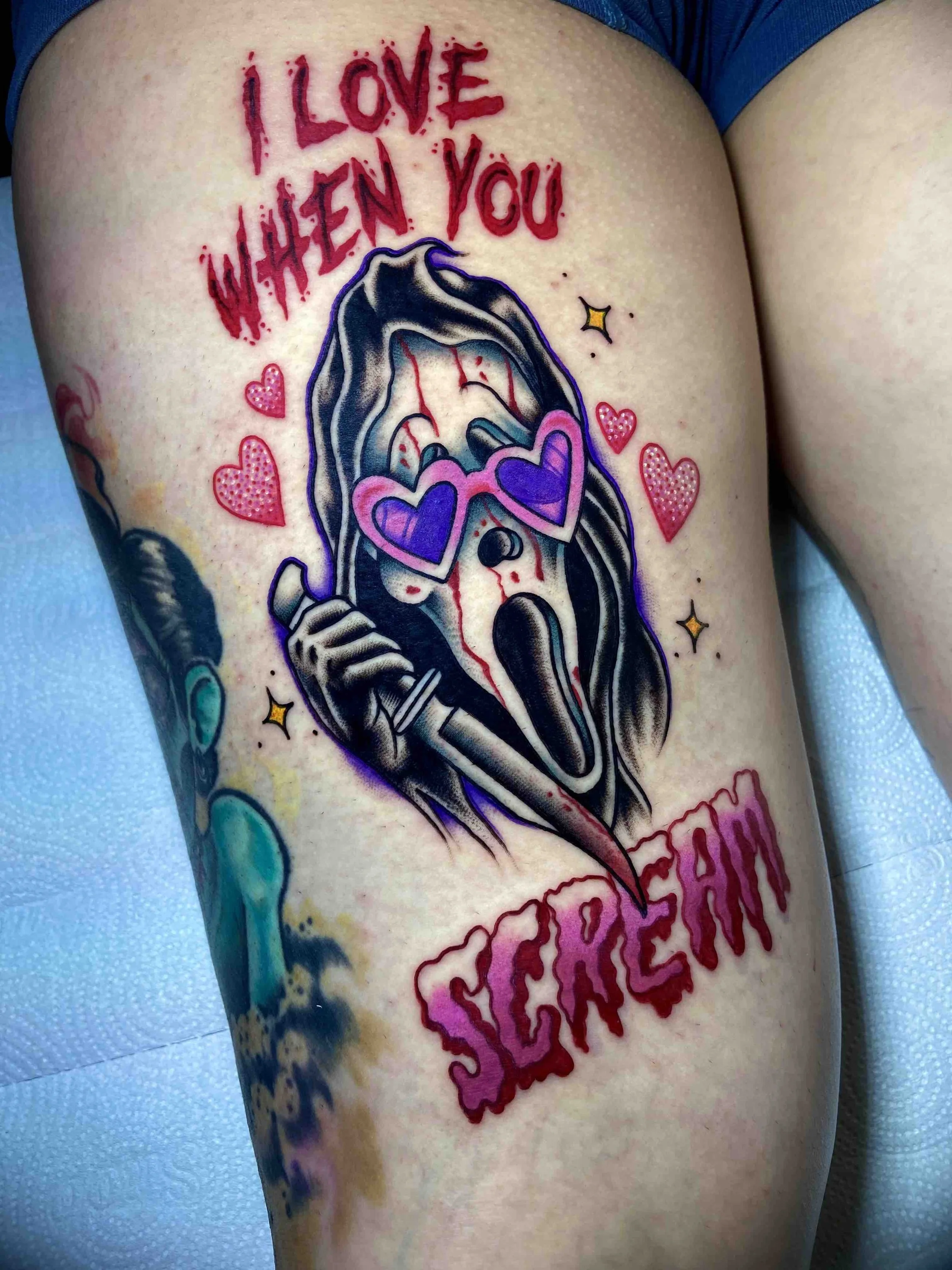scream-inspired-colourwork-i-love-when-you-scream-horror-thigh-tattoo.jpeg
