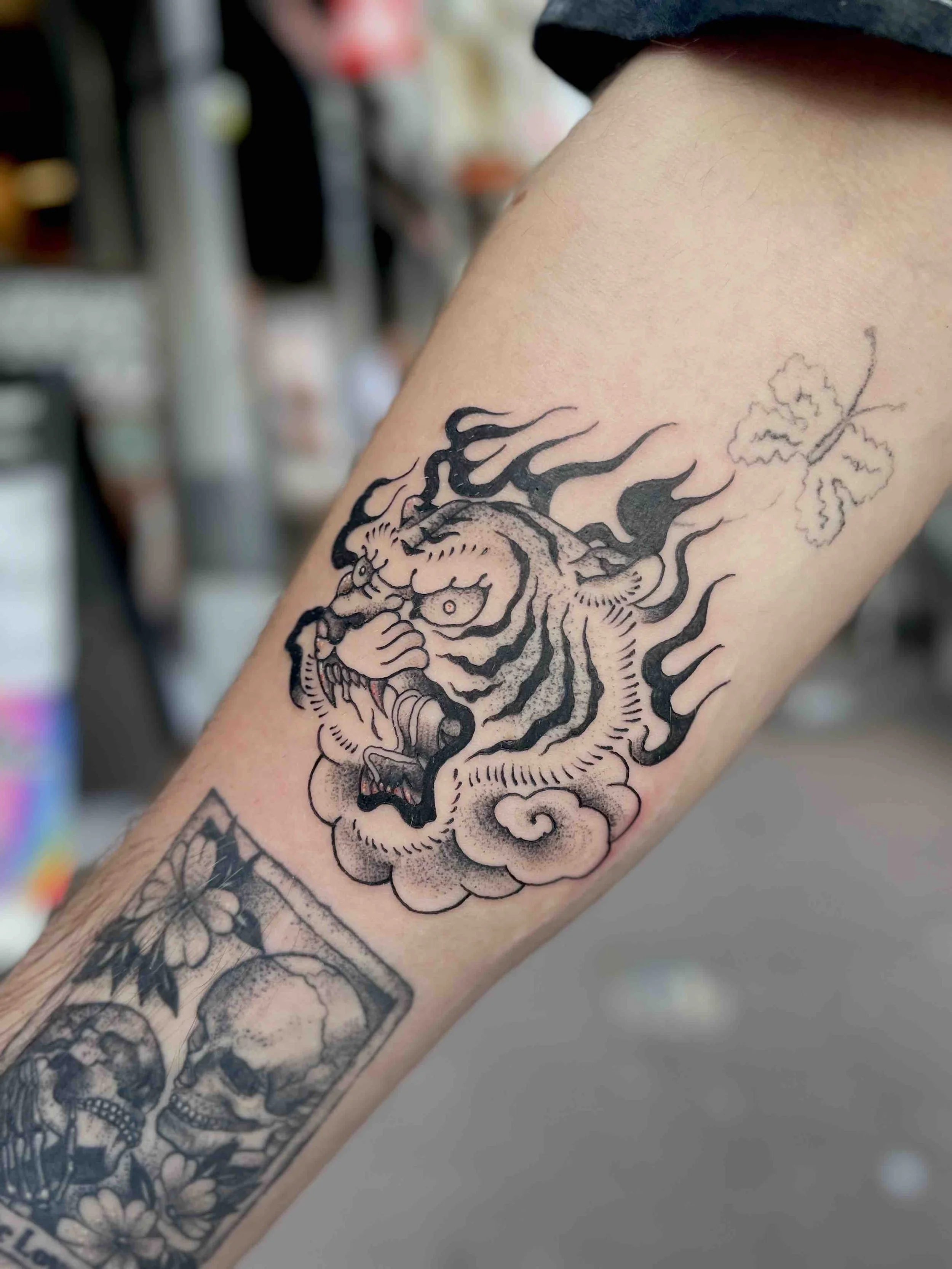 blackwork-traditional-japanese-forearm-tiger-tattoo.jpeg