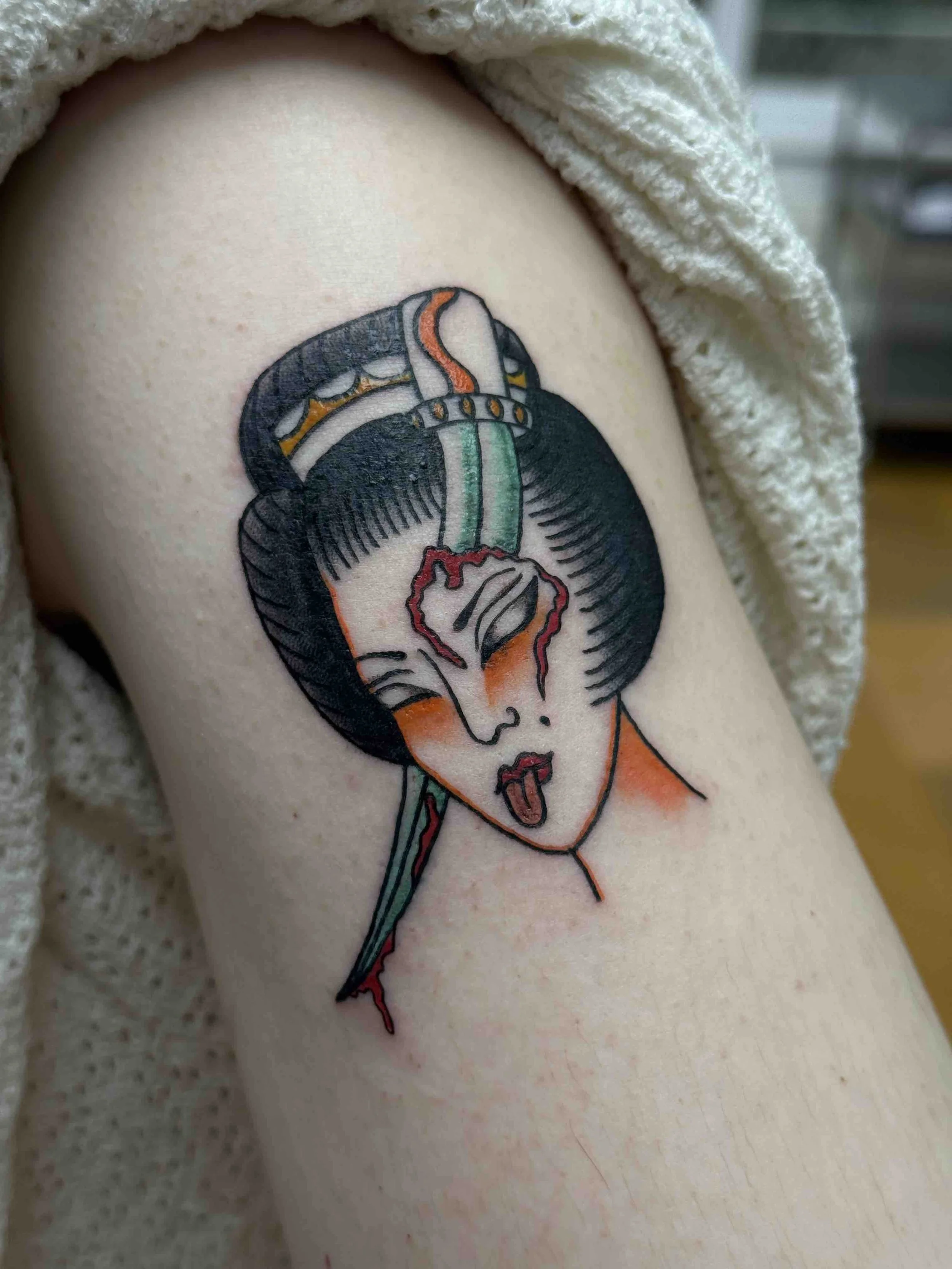 neotraditional-japanese-tattoo-geisha-dagger-shoulder-colourwork.jpeg