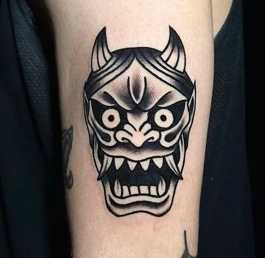 Japanisches Blackwork Tattoo