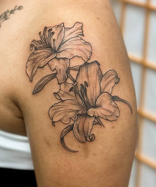 Lelietjes fijne lijn tattoo