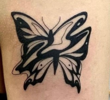 Idea di Tattoo a farfalla in inchiostro nero di Anne Gien