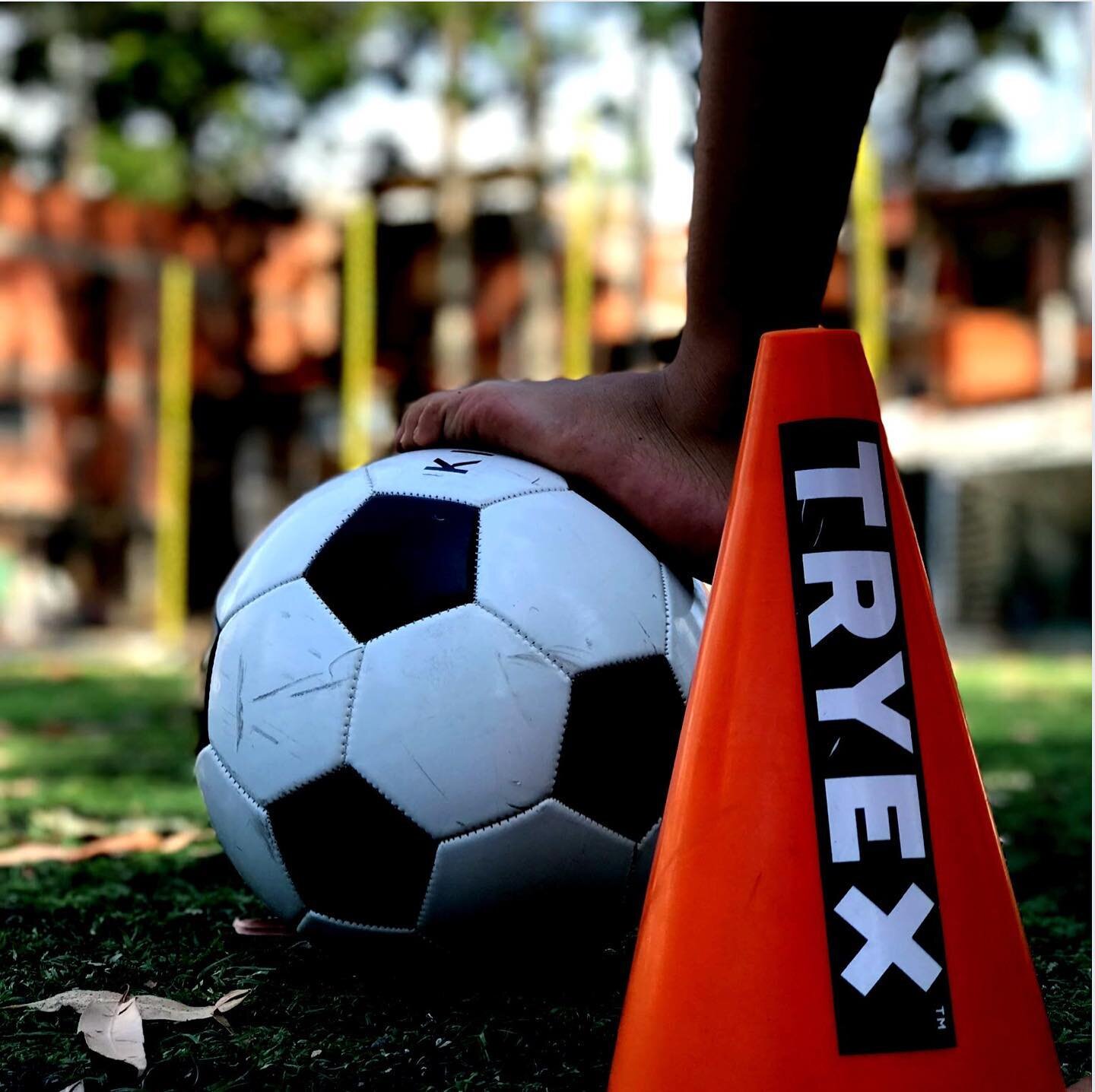 O conforto de saber que n&atilde;o estamos sozinhos nessa batalha &eacute; gratificante. Muito obrigado @tryexfitness pelo apoio desde o 1o dia de projeto. N&oacute;s amamos voc&ecirc;s 🙏🏻❤️⚽️ .
.
.
.
.

#godisgood #deuseamor #voluntariado #futebol