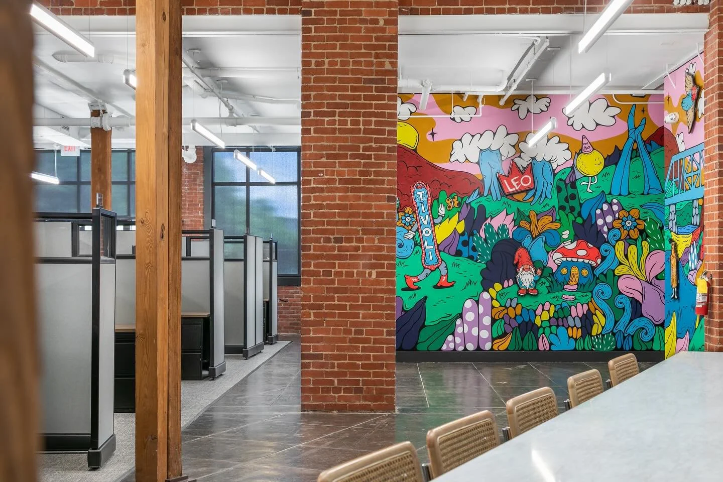 Partnering closely with LEO Events, our team transformed an open event hall into a vibrant, functional workspace. The renovation introduces private offices, open workstations, and flexible collaboration areas, all centered around a spacious kitchen d