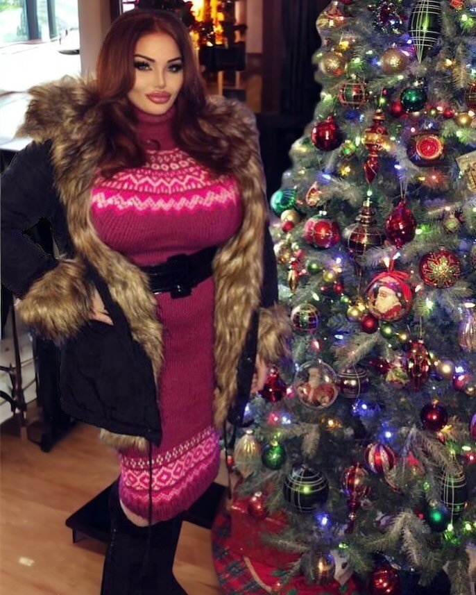 &quot;Embracing the spirit of the season, this festive beauty radiates joy with curves that celebrate both the holiday and her unique charm.&quot;

Featured page : @zvanavalkyria