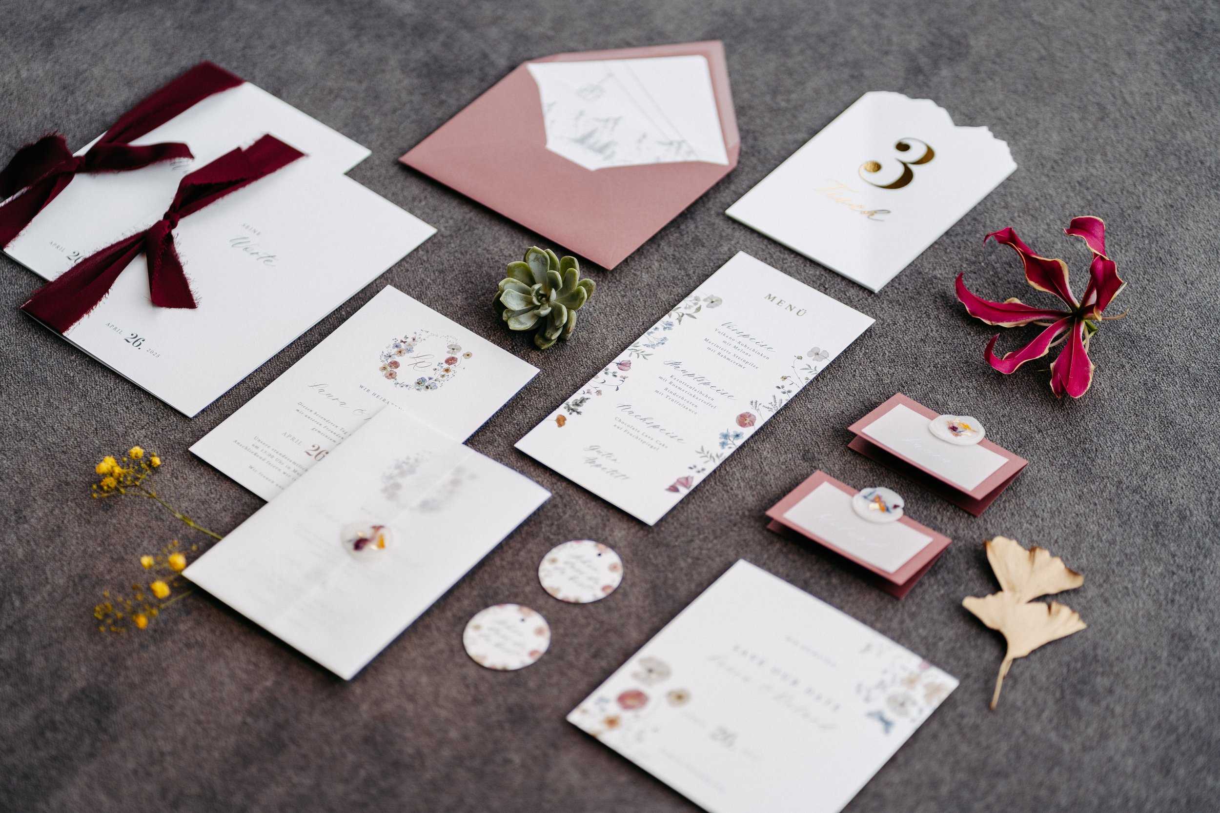 Flatlay Brautpapeterie in Bad Ischl