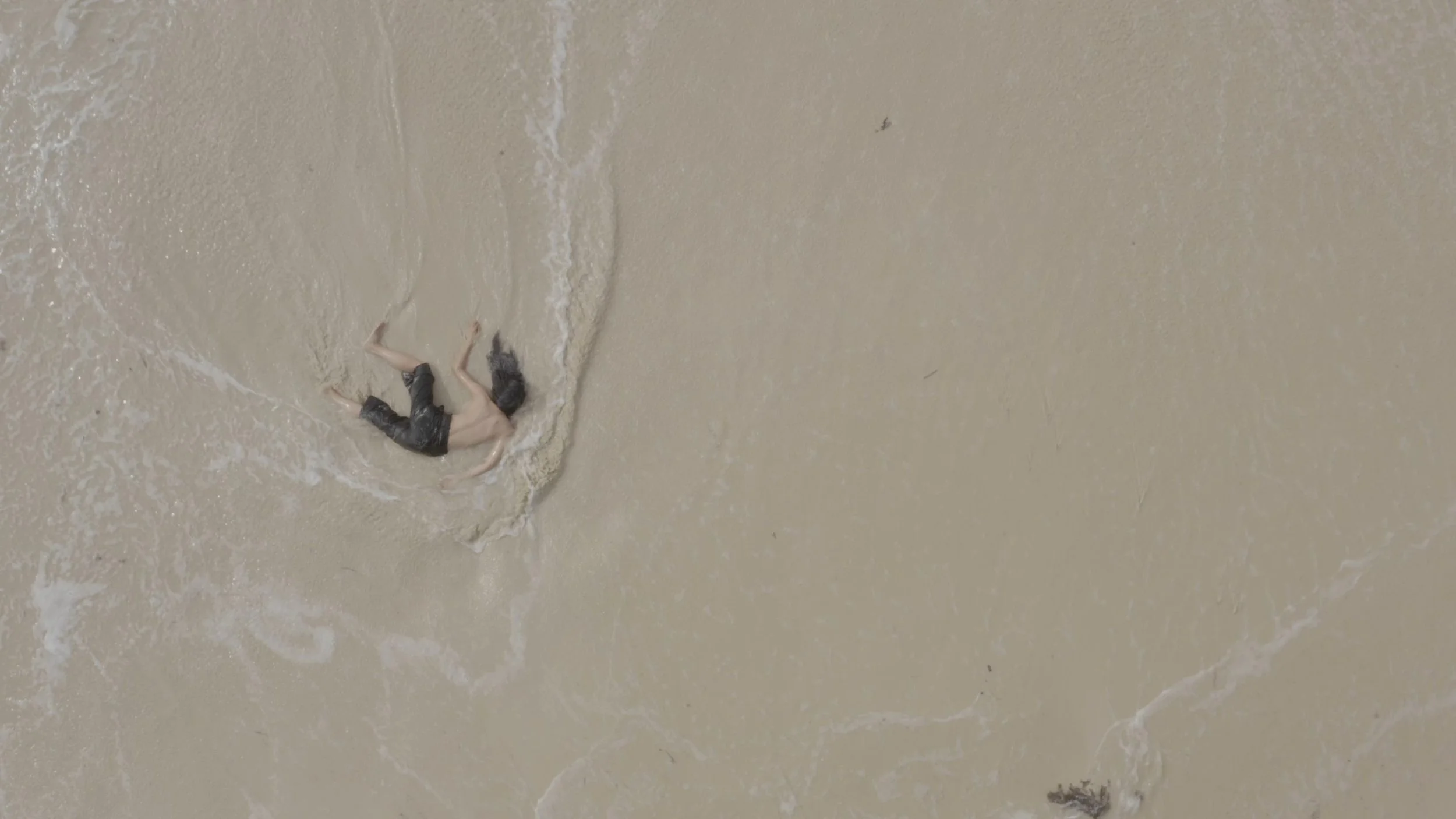 童文敏 海浪-Wave，2019，行为，金之岛，马来西亚performance-Dinawan-Malaysia，单频录像（彩色，无声）-single-channel-videocolor-silence，1946.......-scaled.jpg