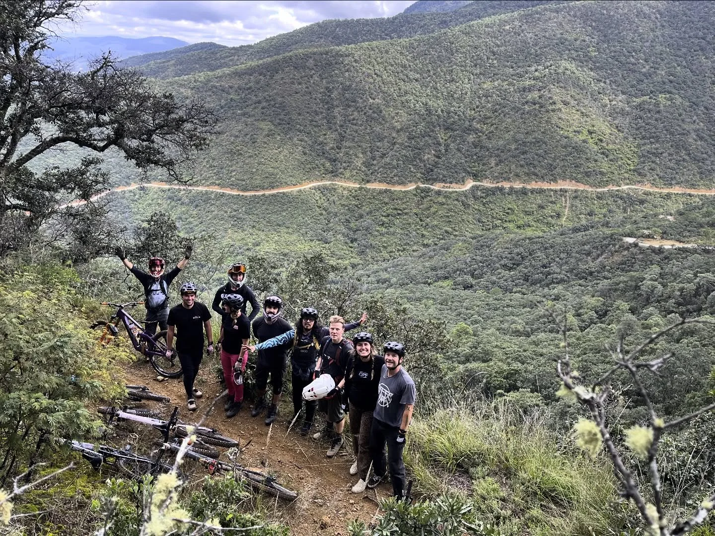 Riding the classic Cieneguilla Trail. 

Tours all year round by Ride TranSierra Norte.

#tsn25 #transierranorte #mexico #oaxaca #mexico
