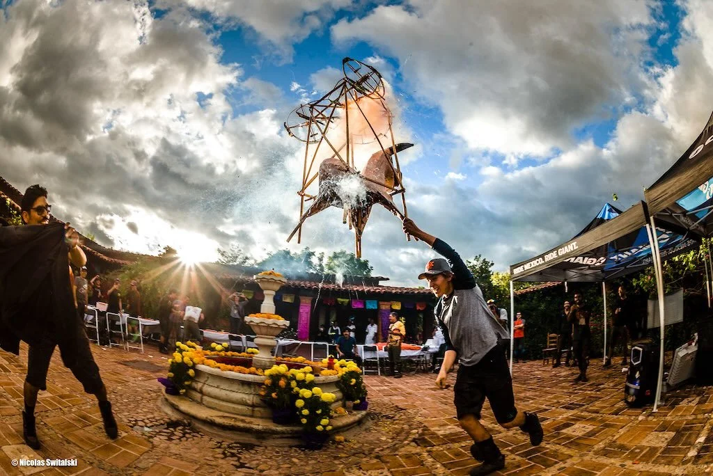 Iconic moment captured by Nico&rsquo;s camera. @nicoswit_photo  #TranSierraNorte #TSNRace #BlindEnduro #EnduroMTB #MountainBike MTBLife RideOaxaca OaxacaMTB SierraNorte