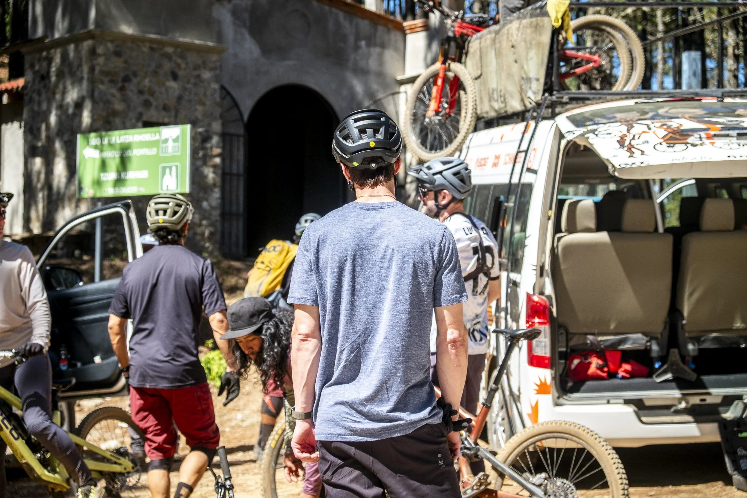 TranSierra Norte support team providing logistics and mechanical assistance for riders