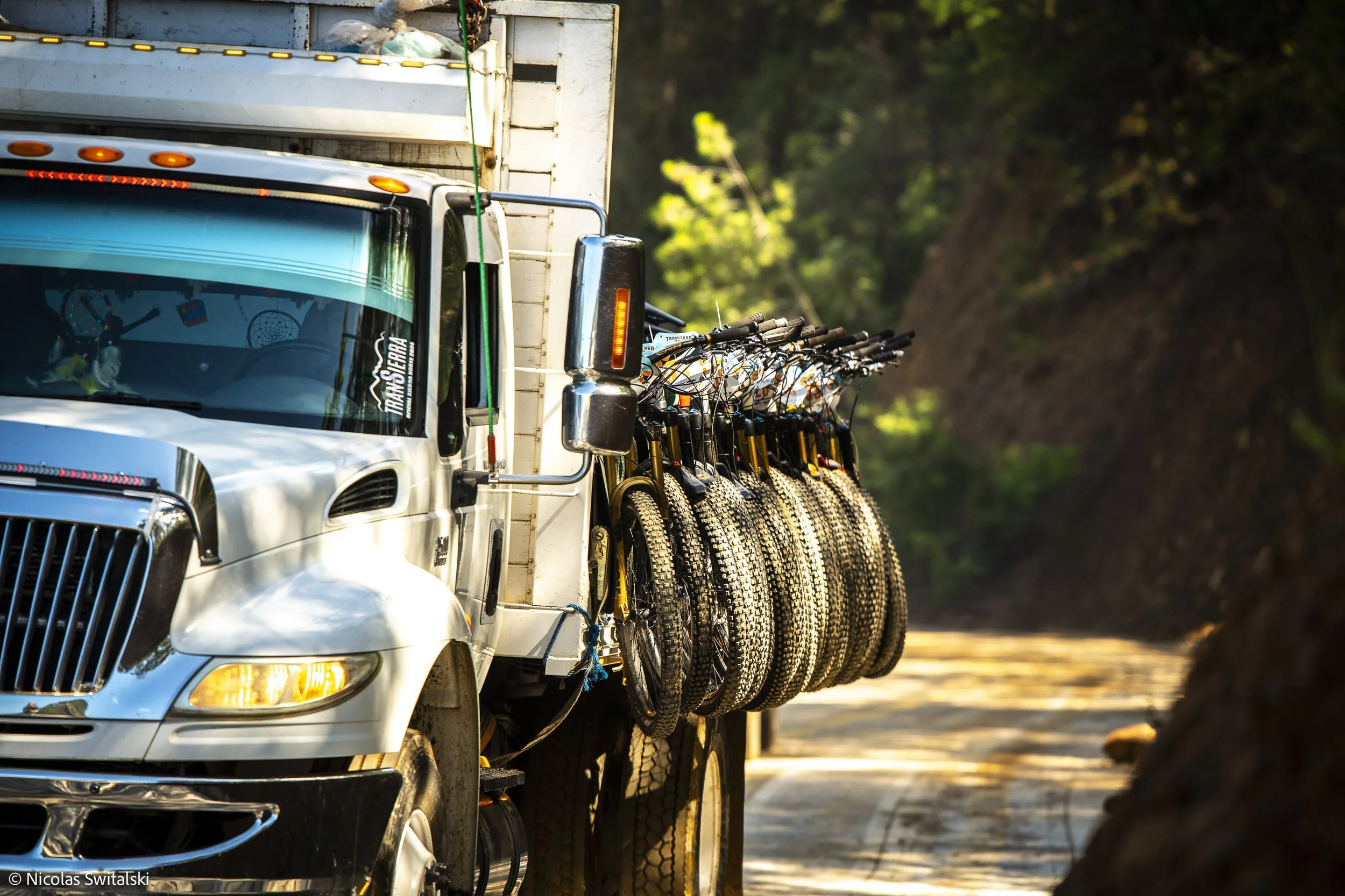 TranSierra Norte support team providing logistics and mechanical assistance for riders