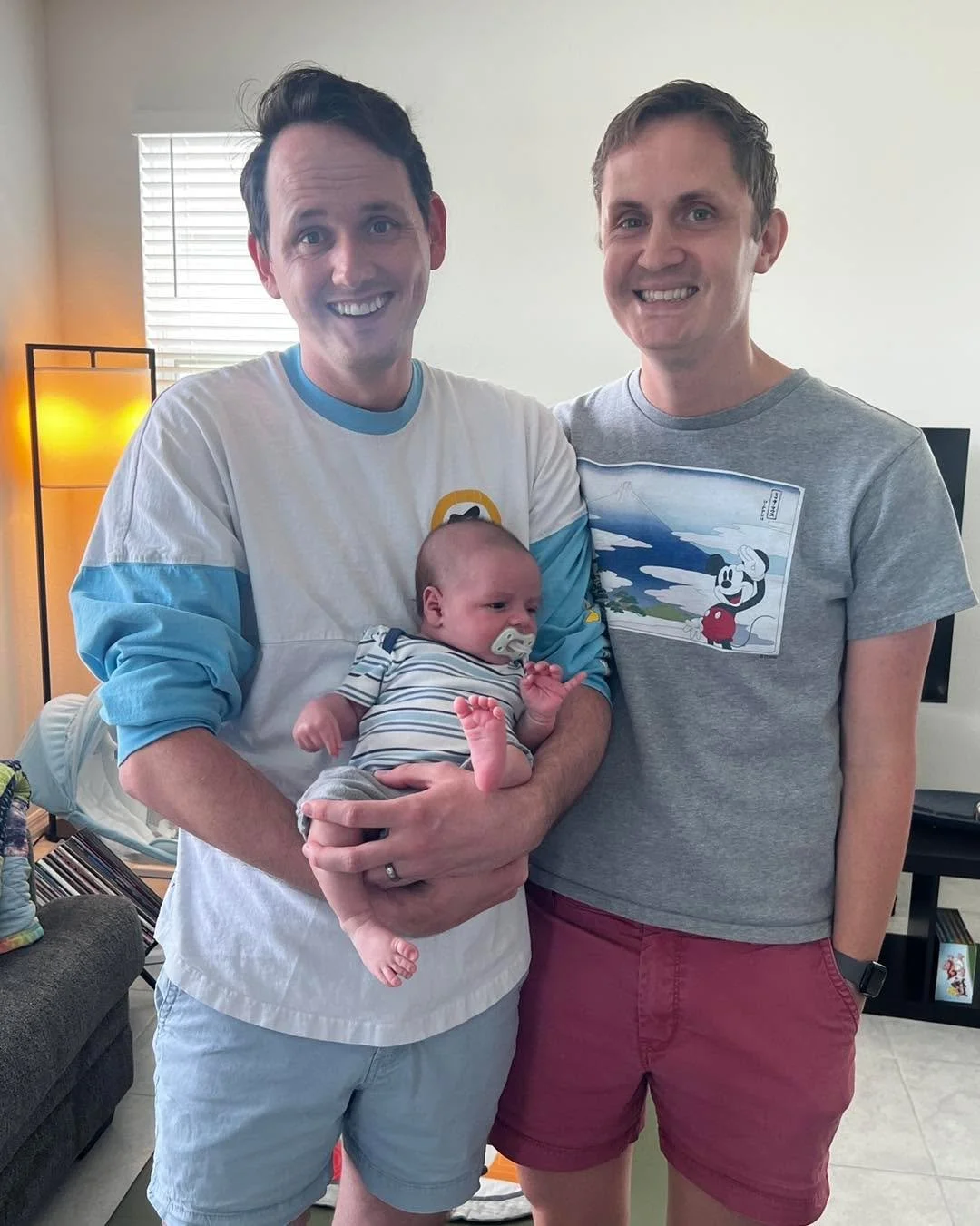 2 men and a baby.
🩷🩵💜