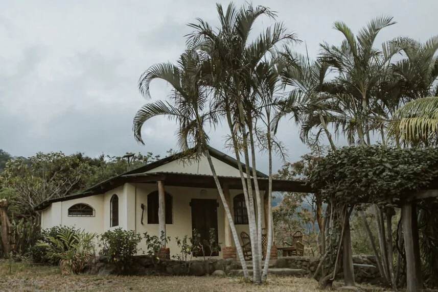 Para 6 personas con una cama matrimonial y dos literas. Incluye un baño y un inodoro privado. $40 la noche.