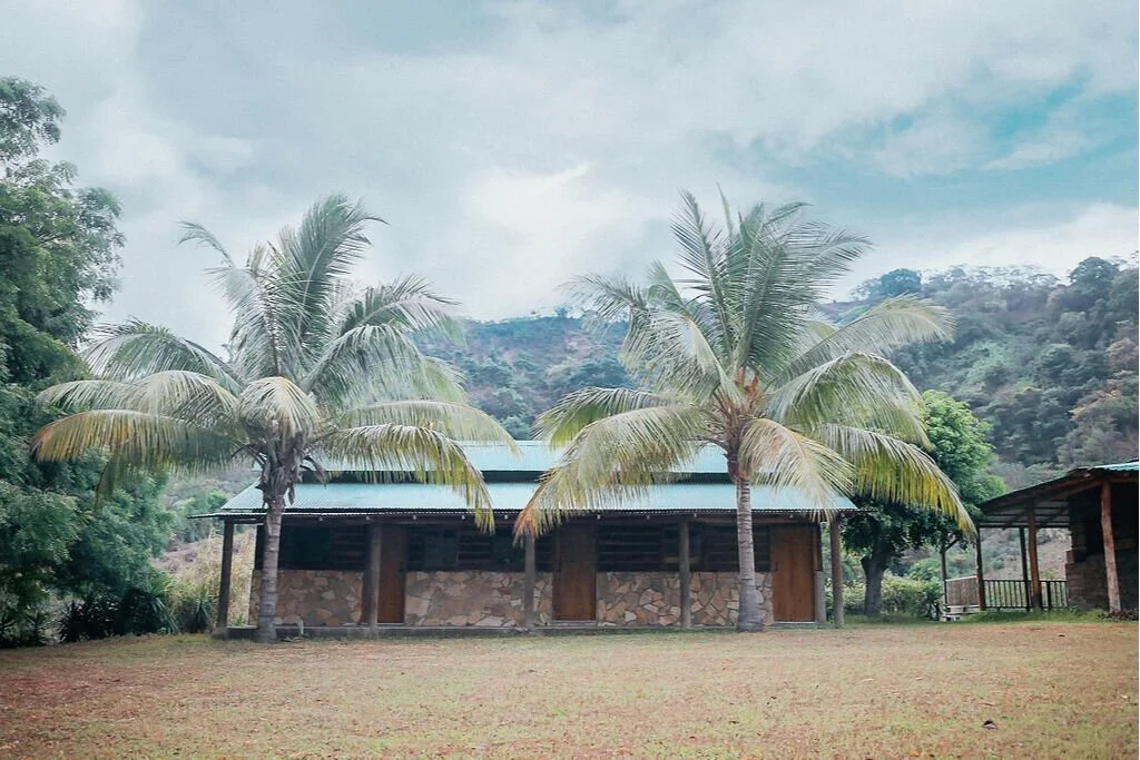 Para 6 personas con 3 literas. Baños comunales. $25 la noche.