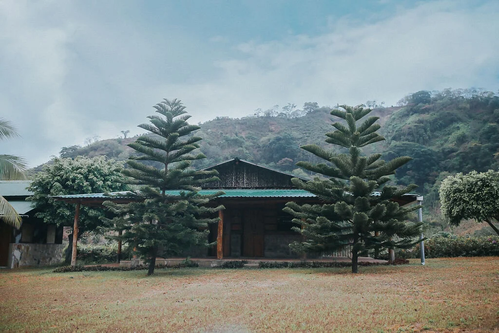 Para 6 personas con 4 tambo camas y una litera. Baños comunales. $30 la noche.