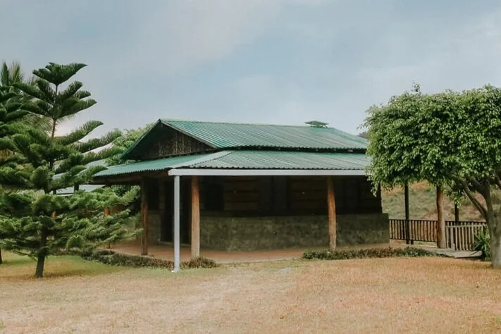 Para 6 personas con 4 tambo camas y una litera. Baños comunales. $30 la noche.