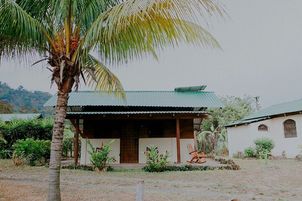 Para 4 personas con 4 tambo camas. Baños comunales. $20 la noche.