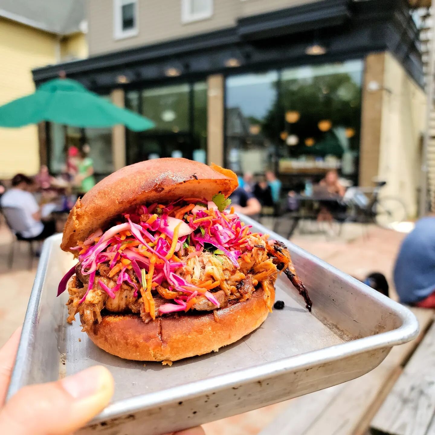 📢 New special ✨️
Citrus braised pork, cilantro cabbage slaw + sweet chili bbq sauce on brioche

#nhv #eastrock
#ctbites #cteats #cteatsout