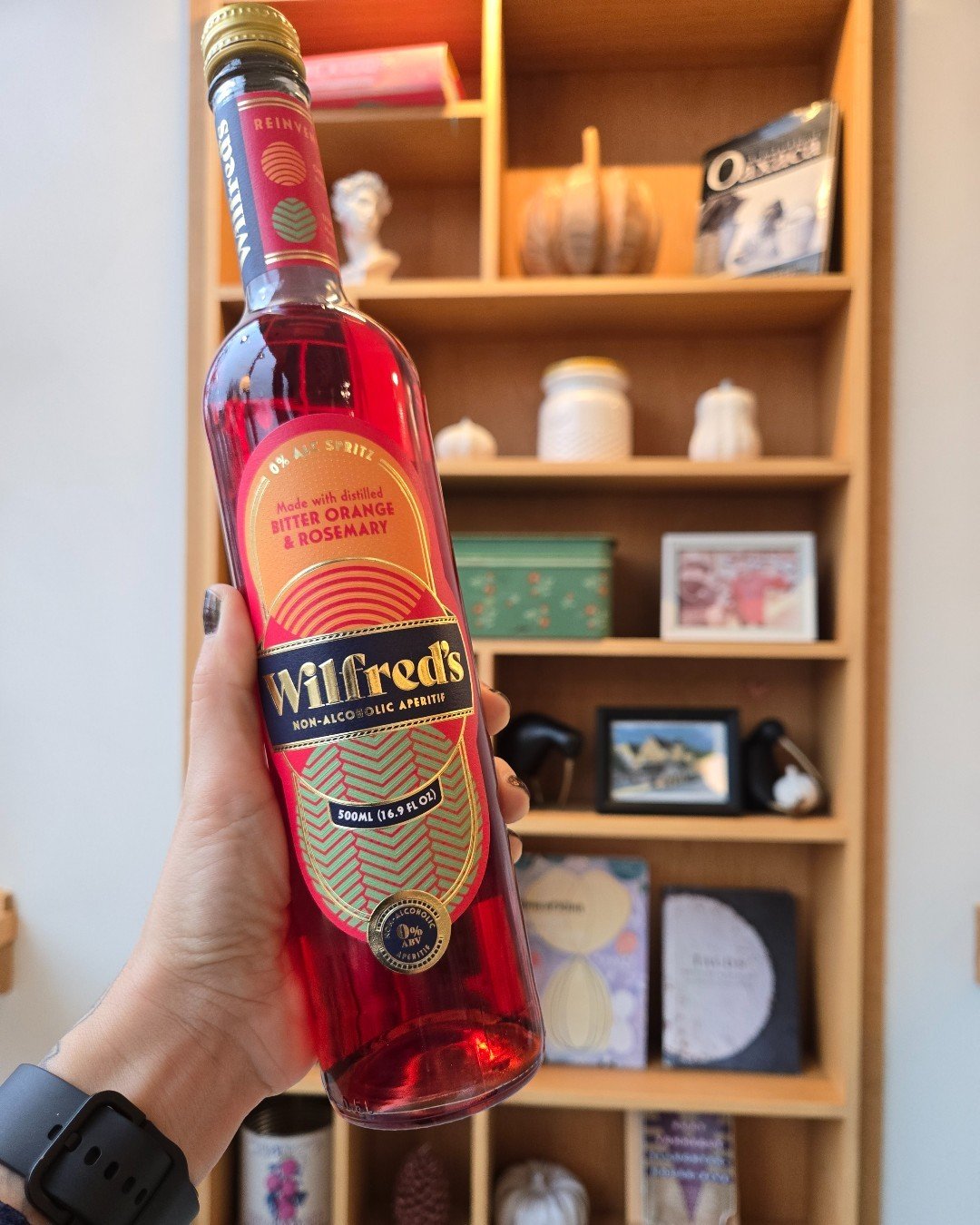 Wilfred's Non-Alcoholic Bittersweet Aperitif is a blend of natural botanicals, featuring zesty bitter orange, aromatic rosemary, and a hint of rhubarb. This unique combination creates a refreshing and complex flavor profile, perfect for any non-alcoh