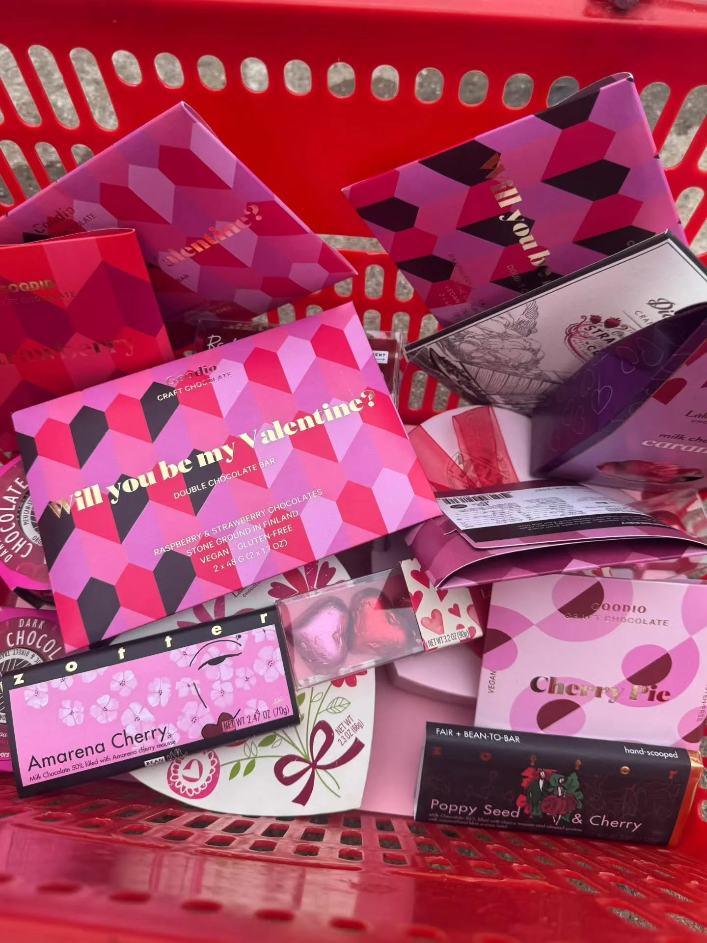 In a year filled with so much hate, what better time than to show love to the people around you. Come on down to 771 🍊 for all things Valentines💘💝💕💜

Featuring-
@meltchocolatierct (local)
@knipschildt_chocolatier (local)
@lcchocolates 
@zotterch