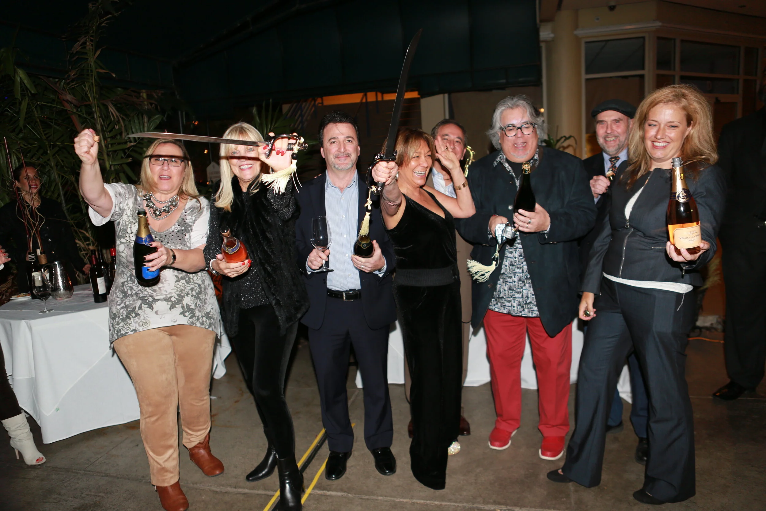 getting ready ot pour sparkling at Mkt 17.JPG