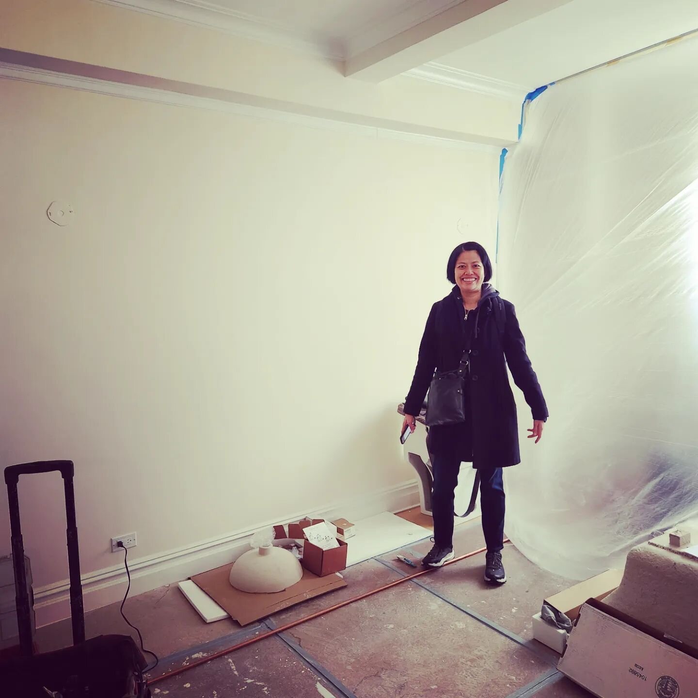 BEFORE PICS! 🔨🪚 My lovely client in her &lsquo;before&rsquo; state of the living room&hellip;custom built-ins are being designed as we speak! And the post-demolition state of the bathroom 🛁(with a brief appearance of the new tub for measuring purp