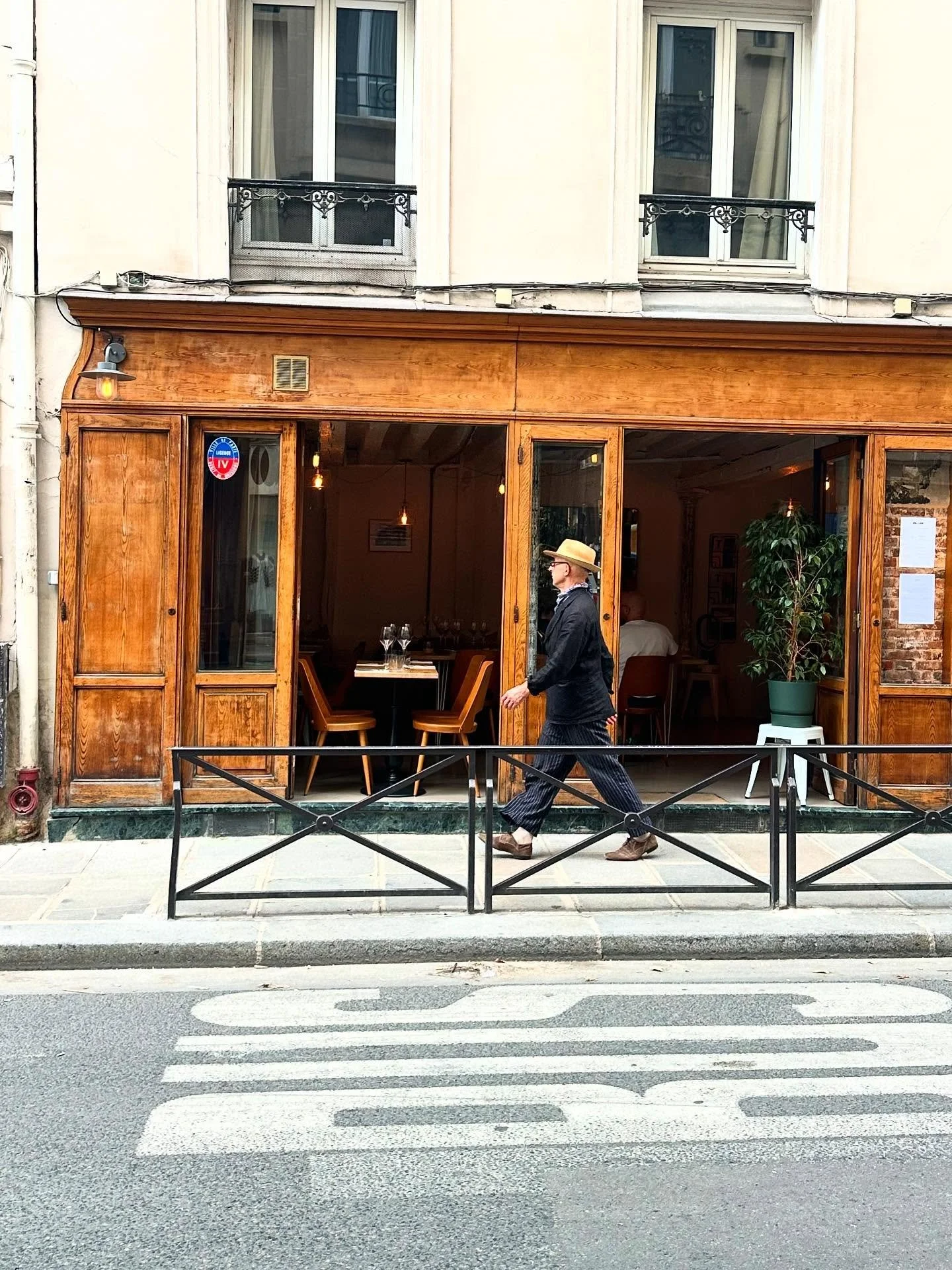 Cobblestone streets and Paris daily life. #localparis #maisonr&ecirc;ve