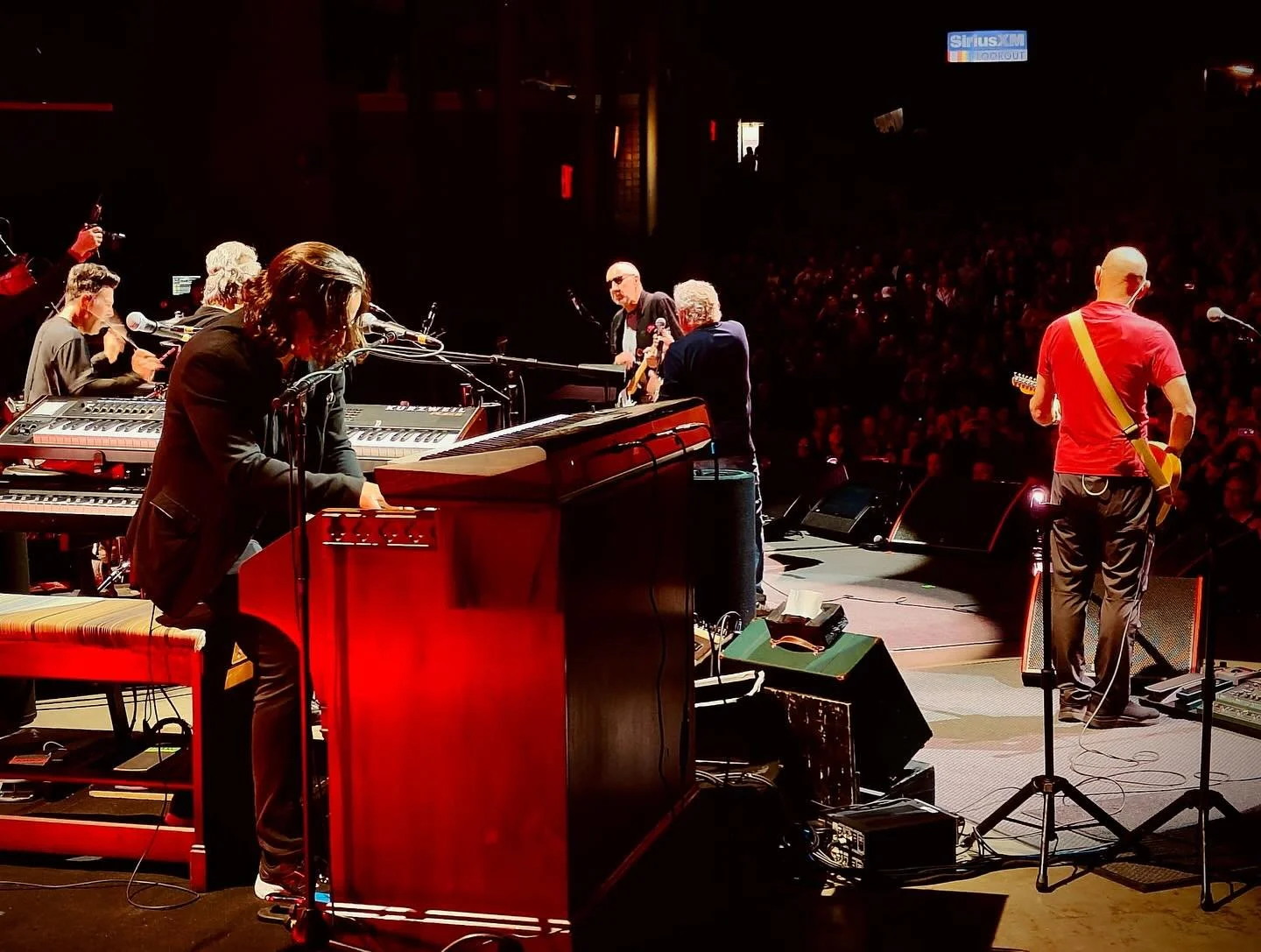 Toronto, you were wonderful ❤️ Chicago &mdash; you&rsquo;re up next! 🎹🎸

📸 @bkehew2000 Playing and singing with my bandmate Simon Townshend 

@officialthewho @korgofficial

#thewho #lorengold #petetownshend #rogerdaltrey #korg