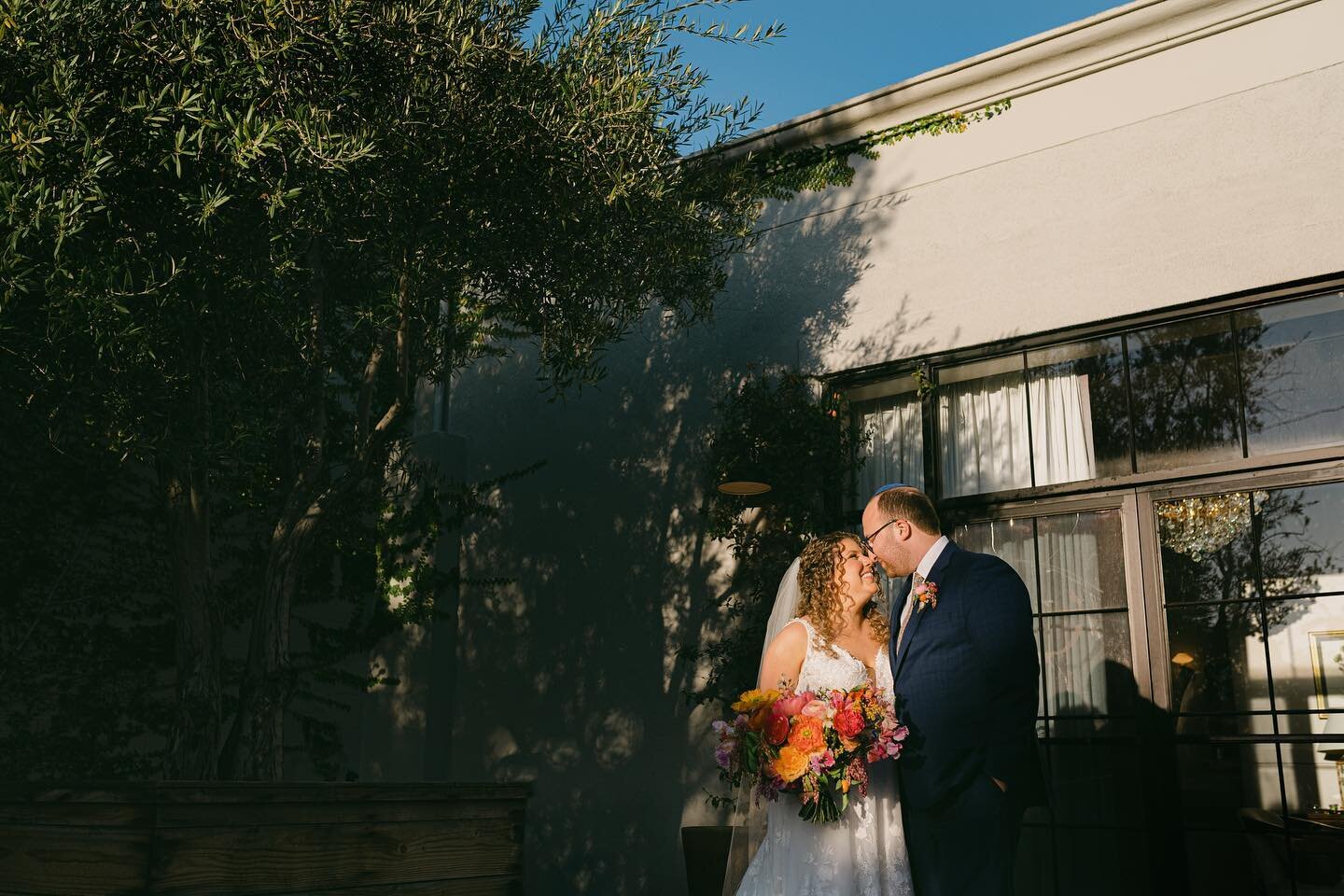 A perfect spring day full of color, love and fun for Leah+Ben 

#wedding #weddingphotography #weddingphotographer #fearlessweddingphotographers #worldsbestweddingphotographers #engaged #engagement #engagementring #costamesa #newportbeach #colorfulwed