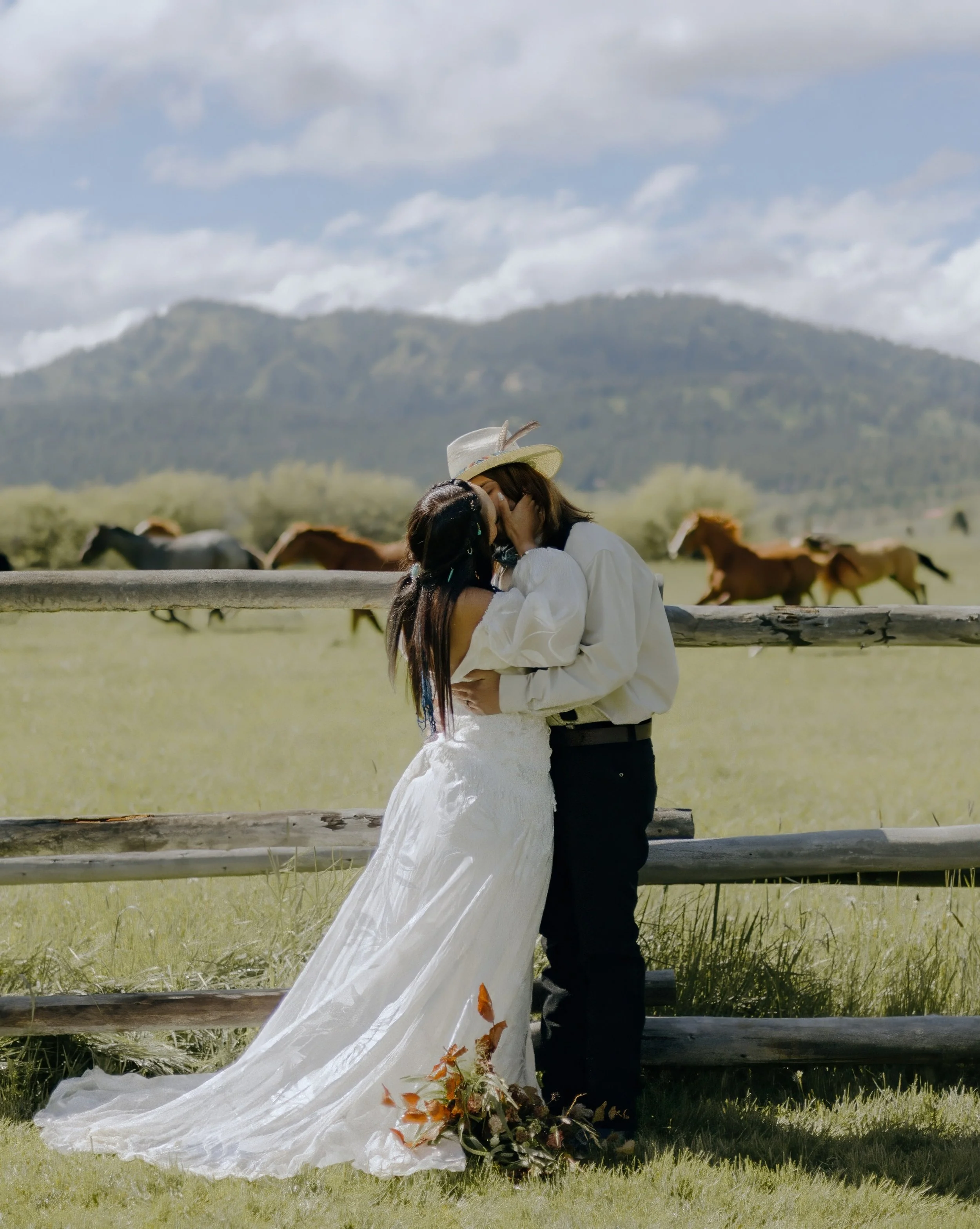 Houston & Texas Wedding & Elopement Photography – Bride and groom with mountain and horse backdrop at Diamond Cross Ranch.