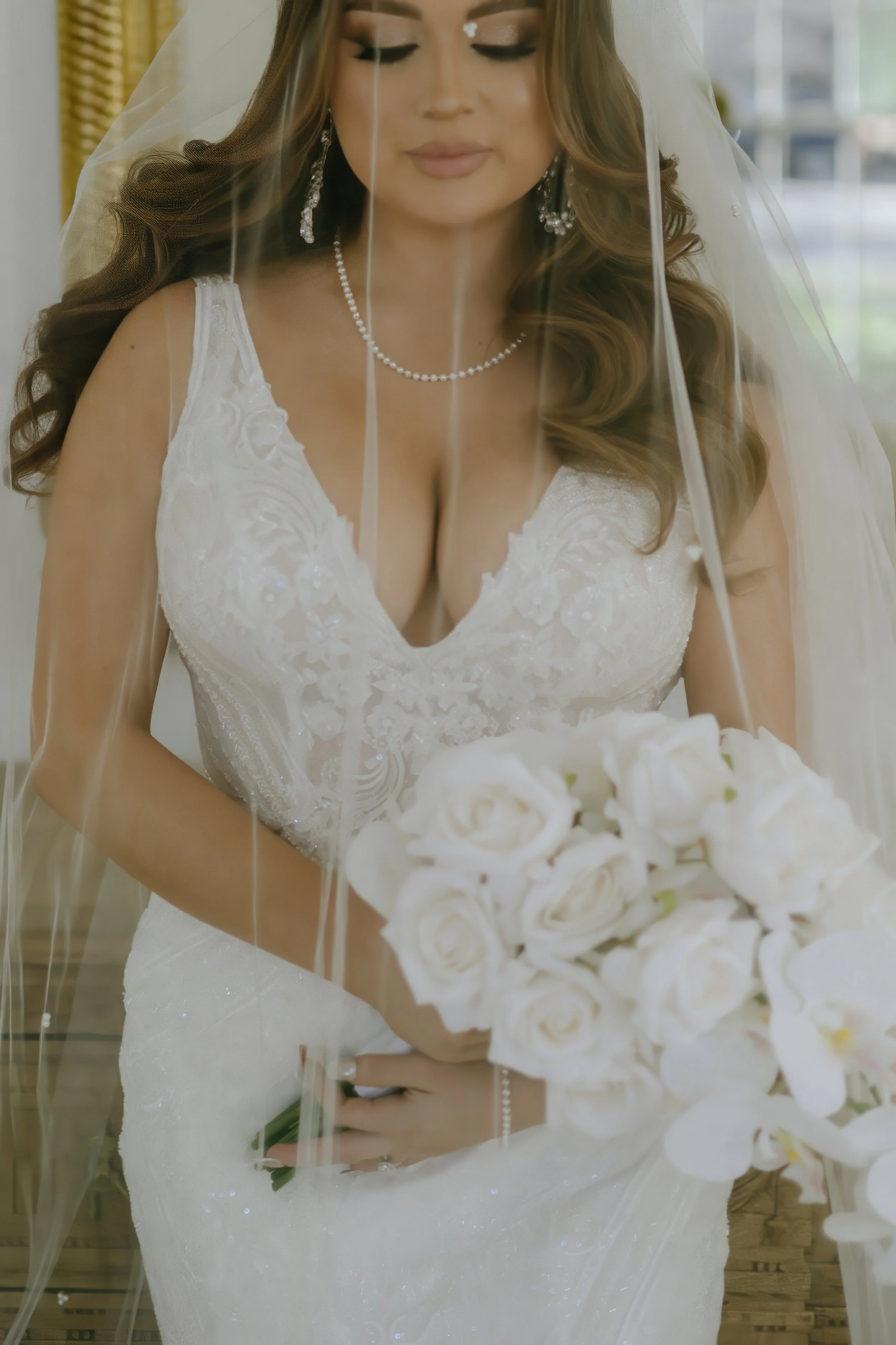 Houston & Texas Family, Couples, Newborn, Maternity, Bridal Photography – Black-and-white close-up bouquet detail, Houston luxury studio.