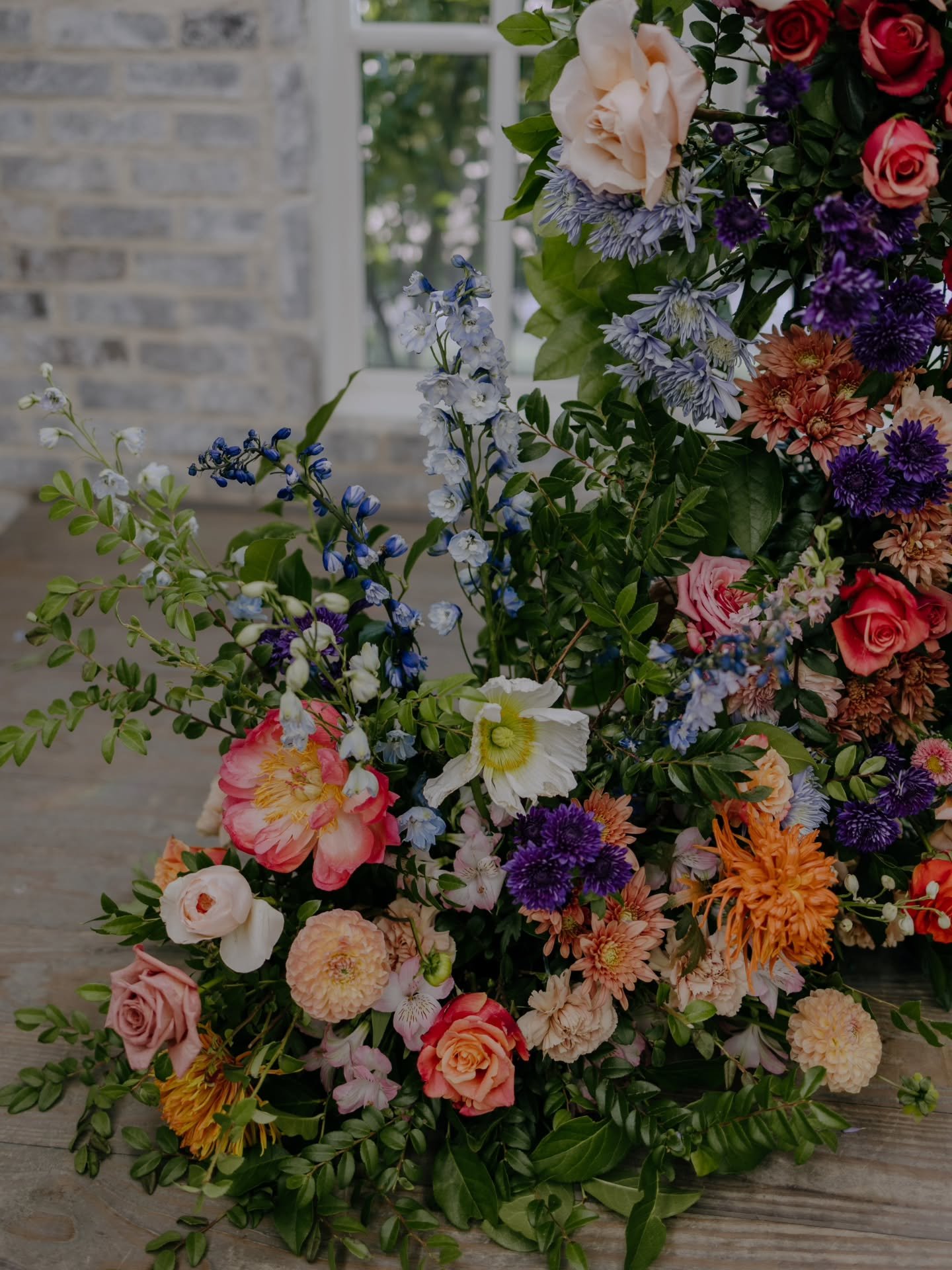 Flower obsession 💐 

By @wanderiefloralstudio 
Venue: @thepeachorchardvenue