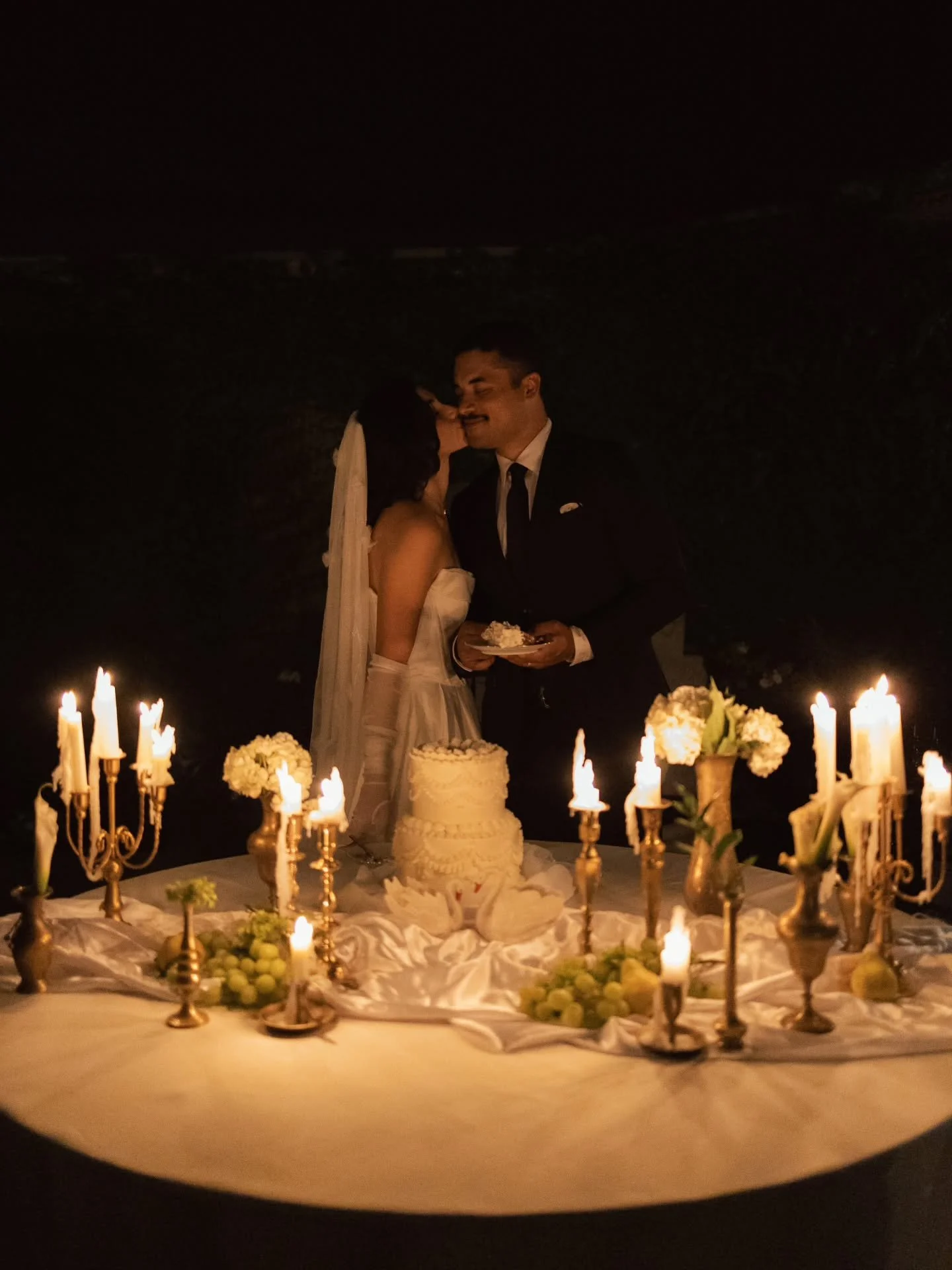 Candle lighting at its finest✨️ 

This felt like something out of a dream!! 

Content day by the amazing @aubreelorraine_photos 
Model: @des.desalles