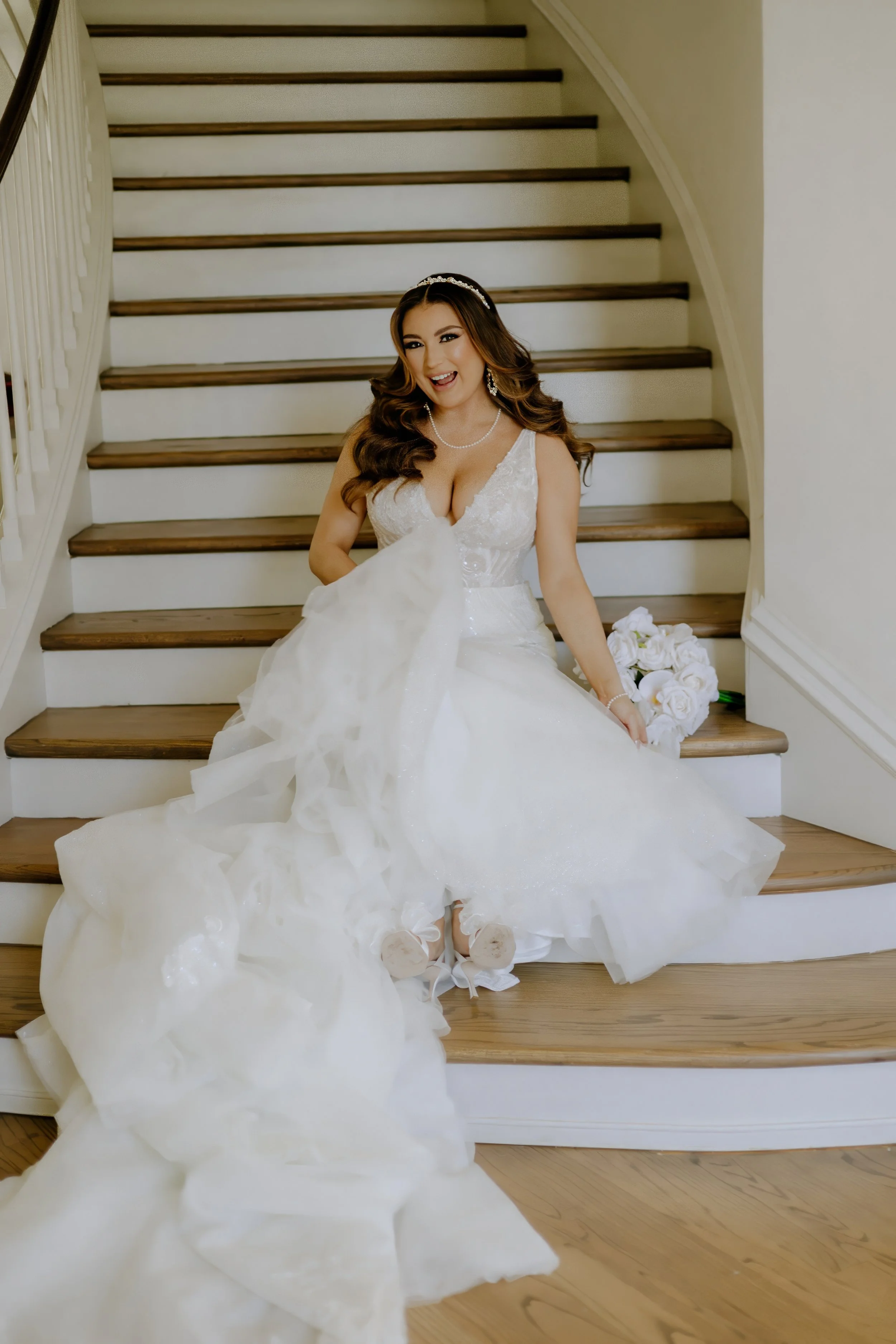 Houston & Texas Family, Couples, Newborn, Maternity, Bridal Photography – Bride framed by golden mirror with bouquet, Houston studio.