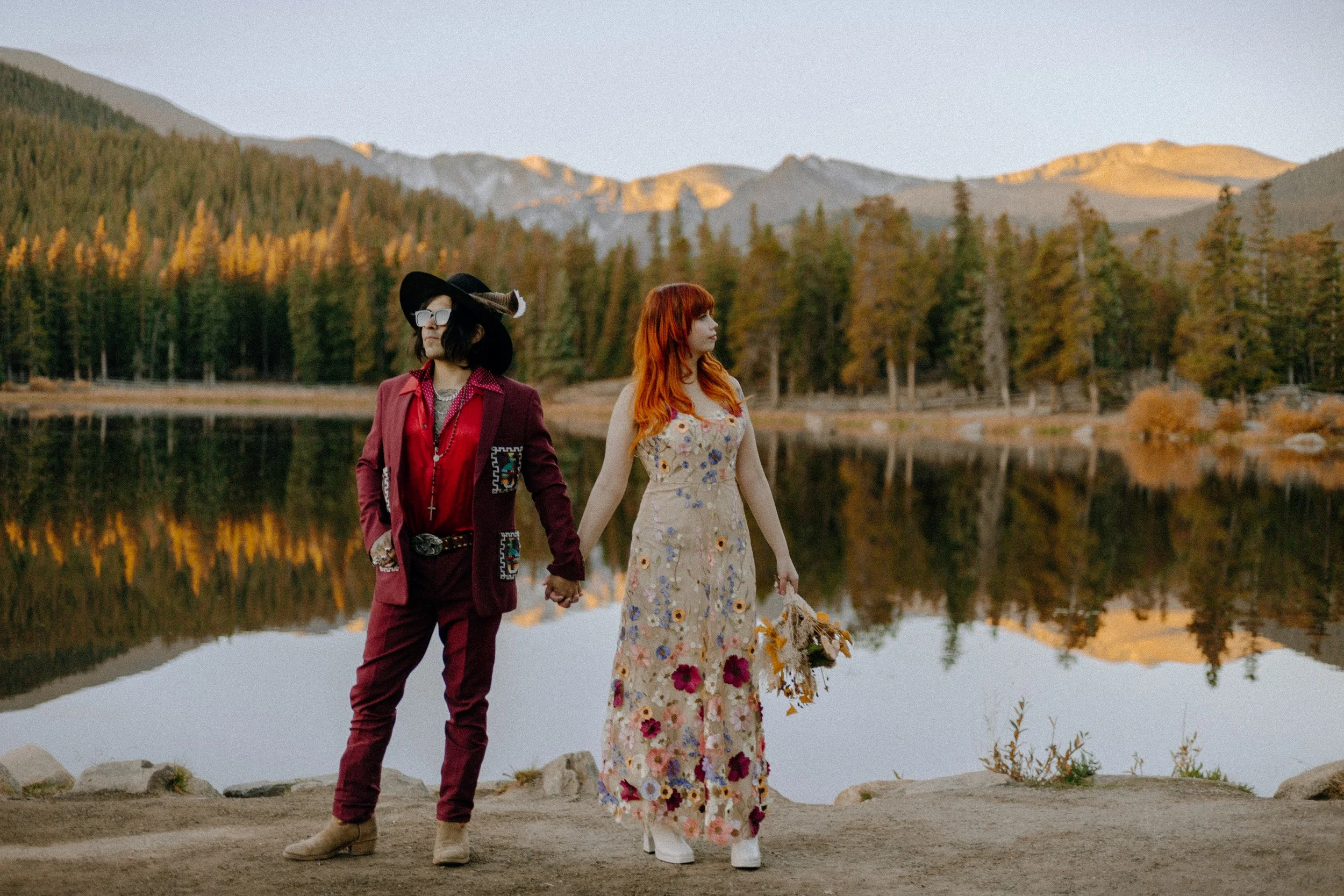 Houston & Texas Wedding & Elopement Photography – Bride and groom with autumn bouquet at Echo Lake Colorado elopement.