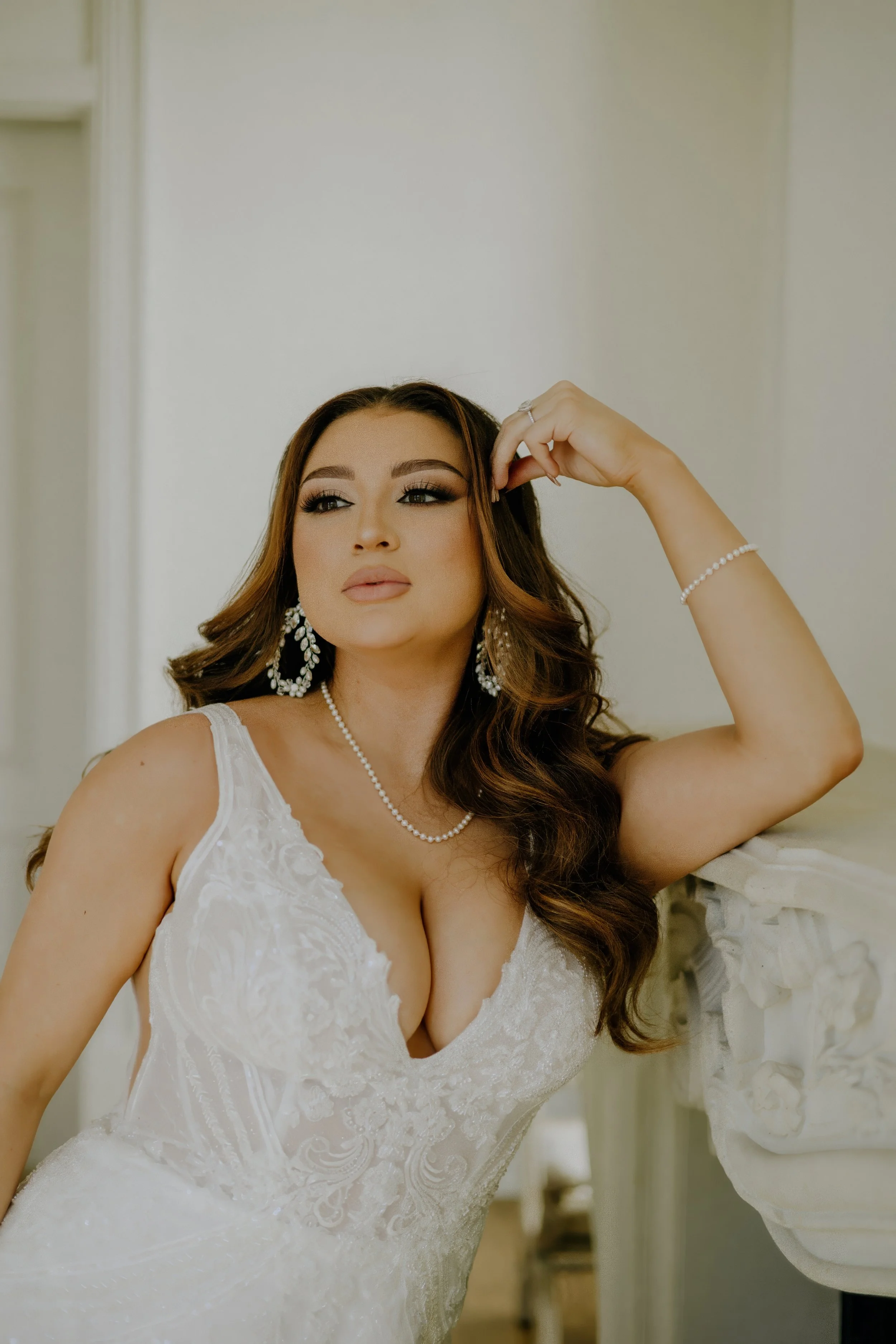 Houston & Texas Family, Couples, Newborn, Maternity, Bridal Photography – Bride posing with bouquet, chandelier backdrop, Houston white-and-gold.