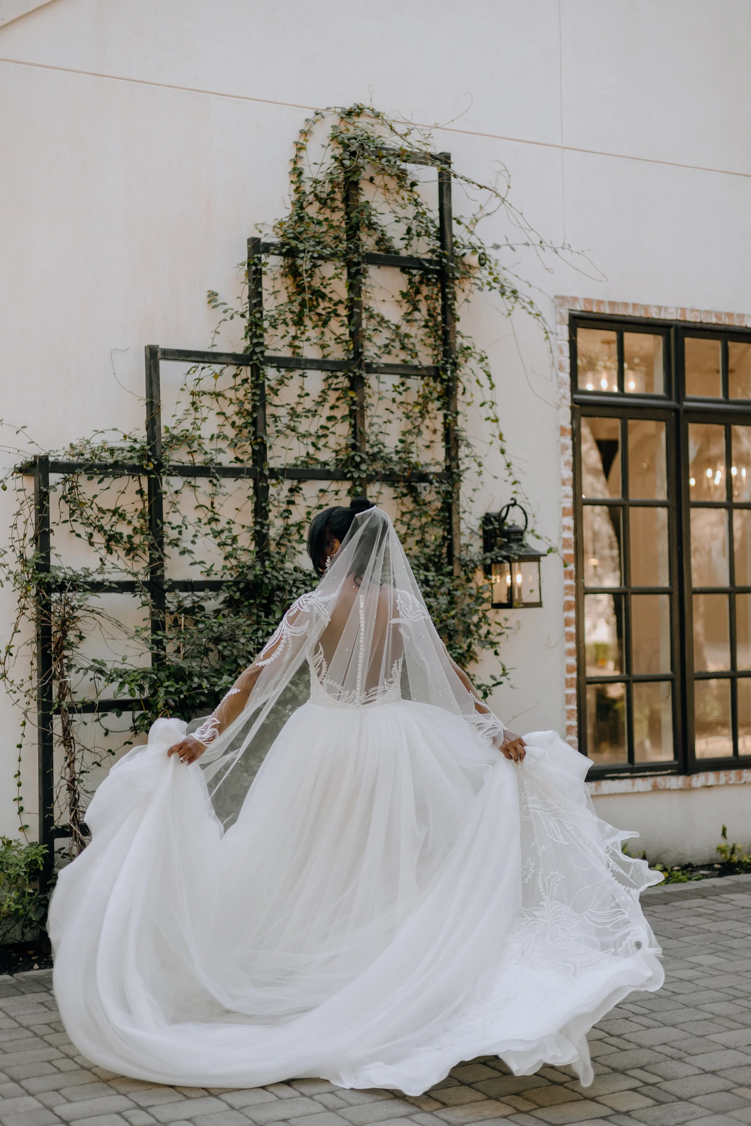 Houston & Texas Family, Couples, Newborn, Maternity, Bridal Photography – Bride holding bouquet under arch, Peach Orchard Venue.