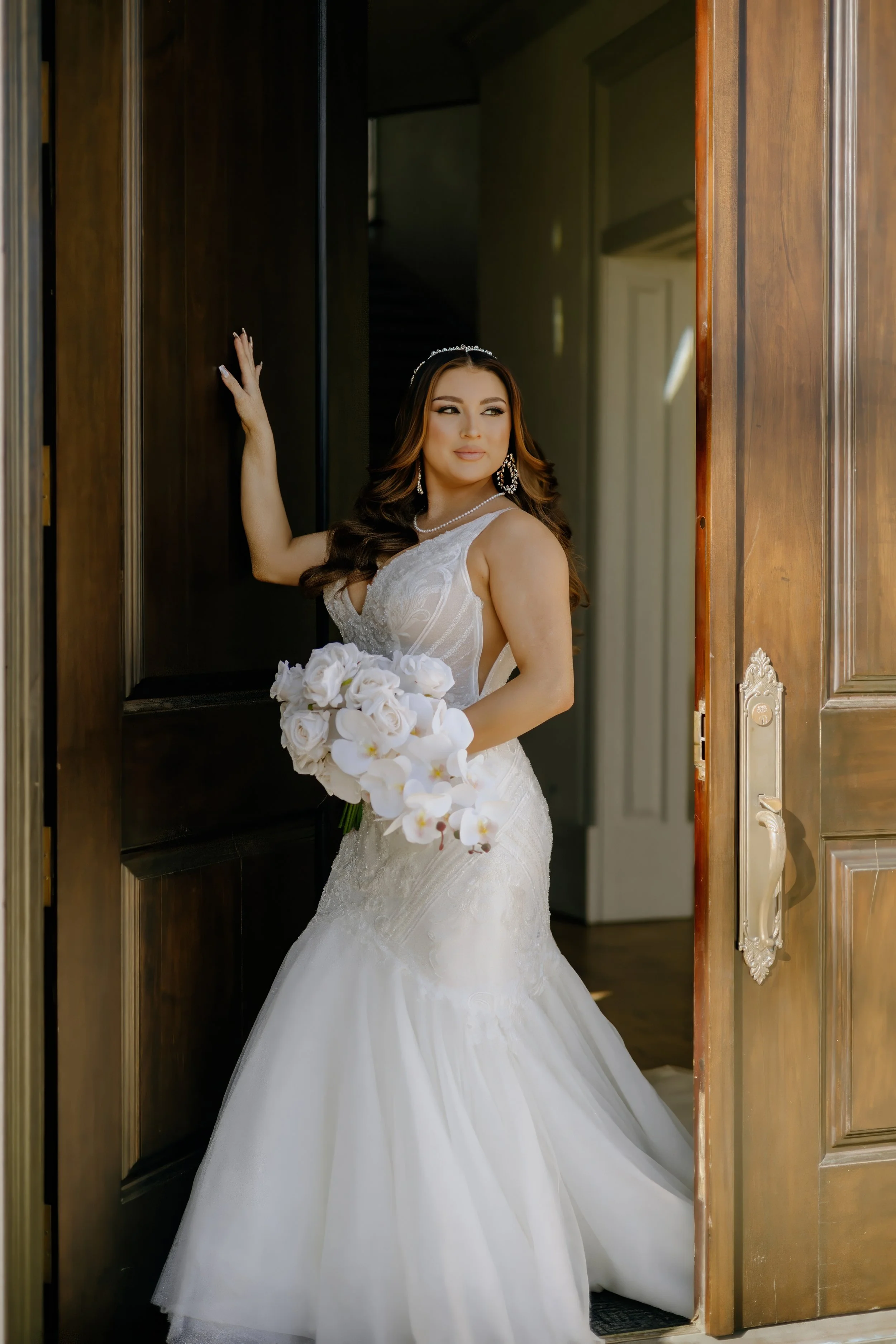 Houston & Texas Family, Couples, Newborn, Maternity, Bridal Photography – Bride leaning gracefully against wooden door in golden light, Houston.