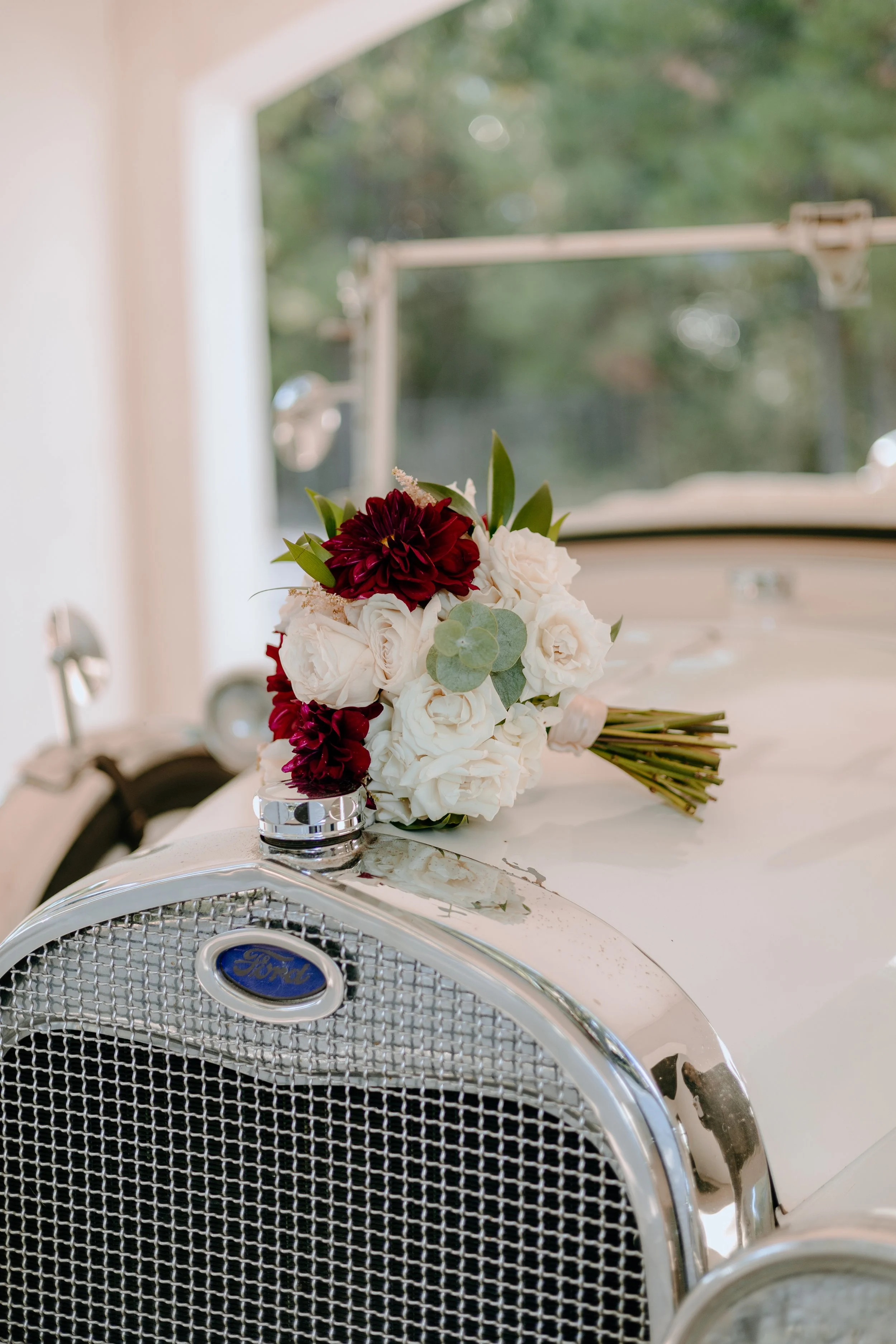 Houston & Texas Family, Couples, Newborn, Maternity, Bridal Photography – Bride holding bouquet of red and white roses, The Woodlands TX.