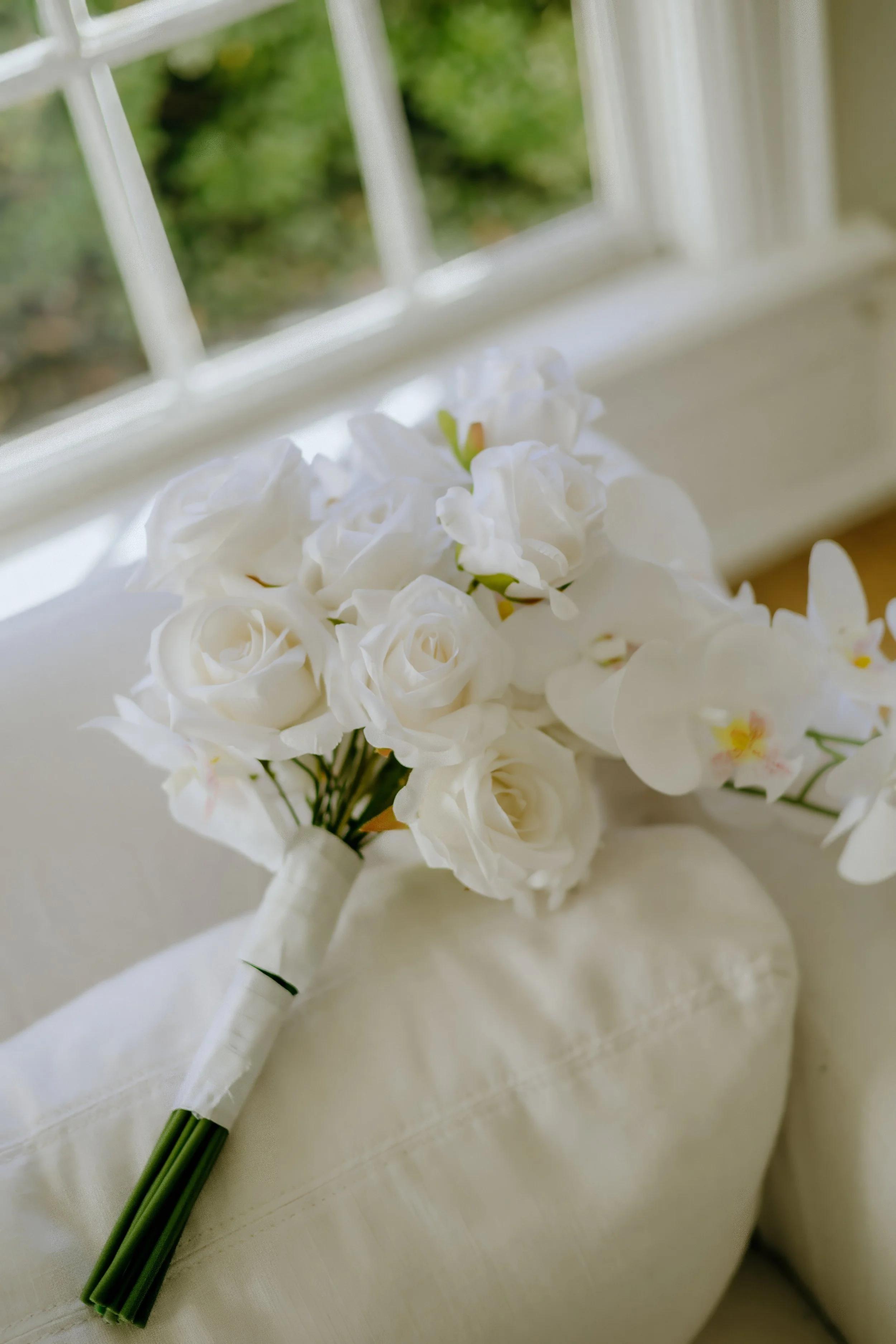 Houston & Texas Family, Couples, Newborn, Maternity, Bridal Photography – Close-up of bouquet resting on veil, Houston bridal details.