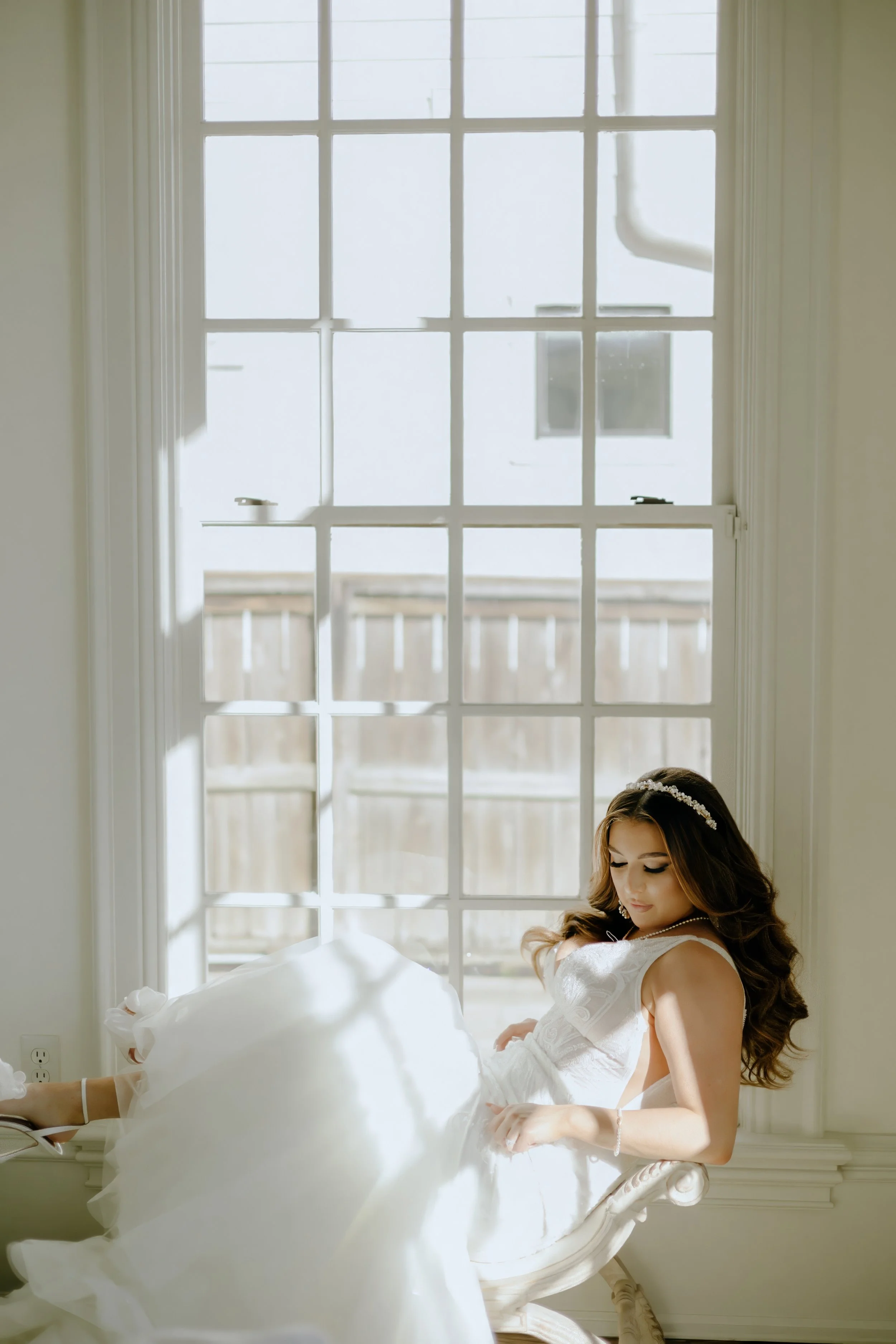 Houston & Texas Family, Couples, Newborn, Maternity, Bridal Photography – Bride seated by sunlit window at Houston luxury wedding venue.