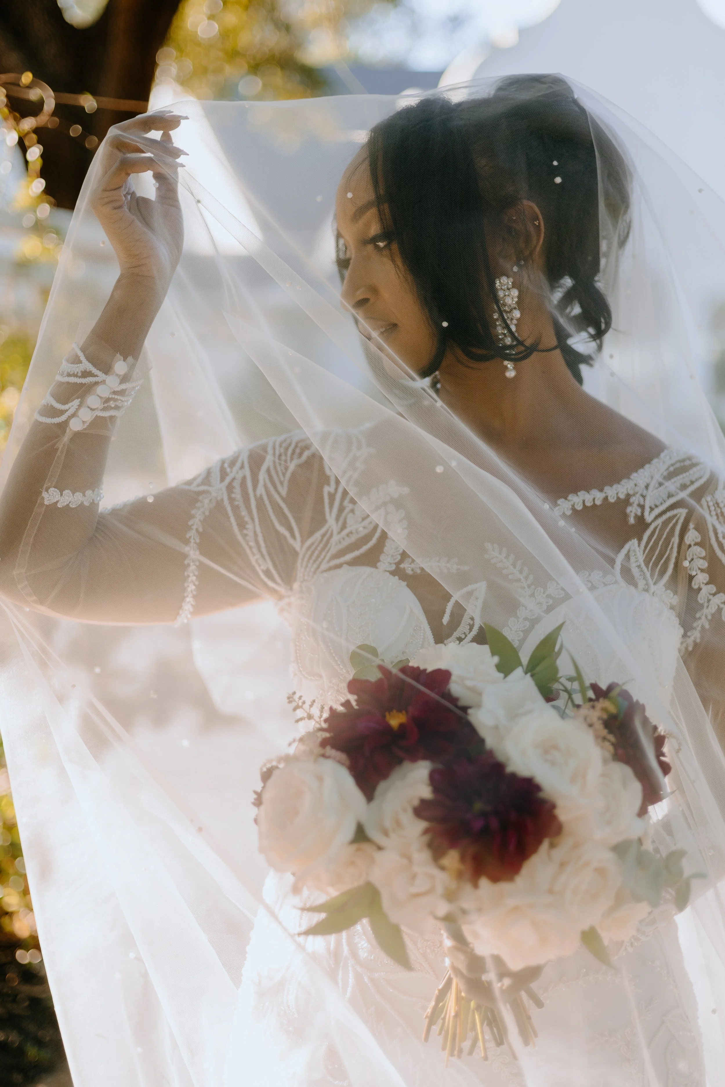 Houston & Texas Family, Couples, Newborn, Maternity, Bridal Photography – Bride posing behind veil with bouquet, The Woodlands TX portraits.