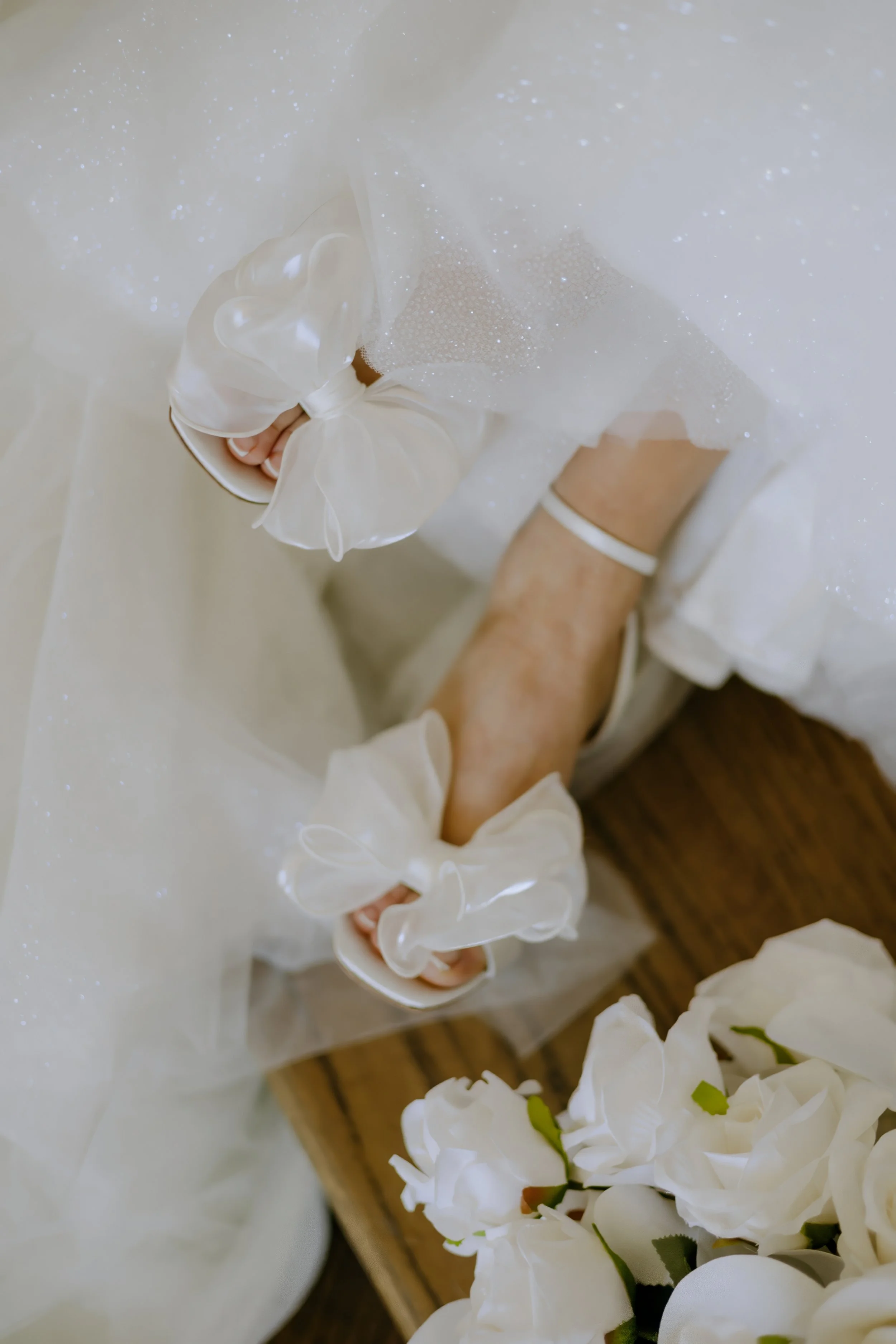 Houston & Texas Family, Couples, Newborn, Maternity, Bridal Photography – Bride lifting gown train while posing on staircase, Houston.